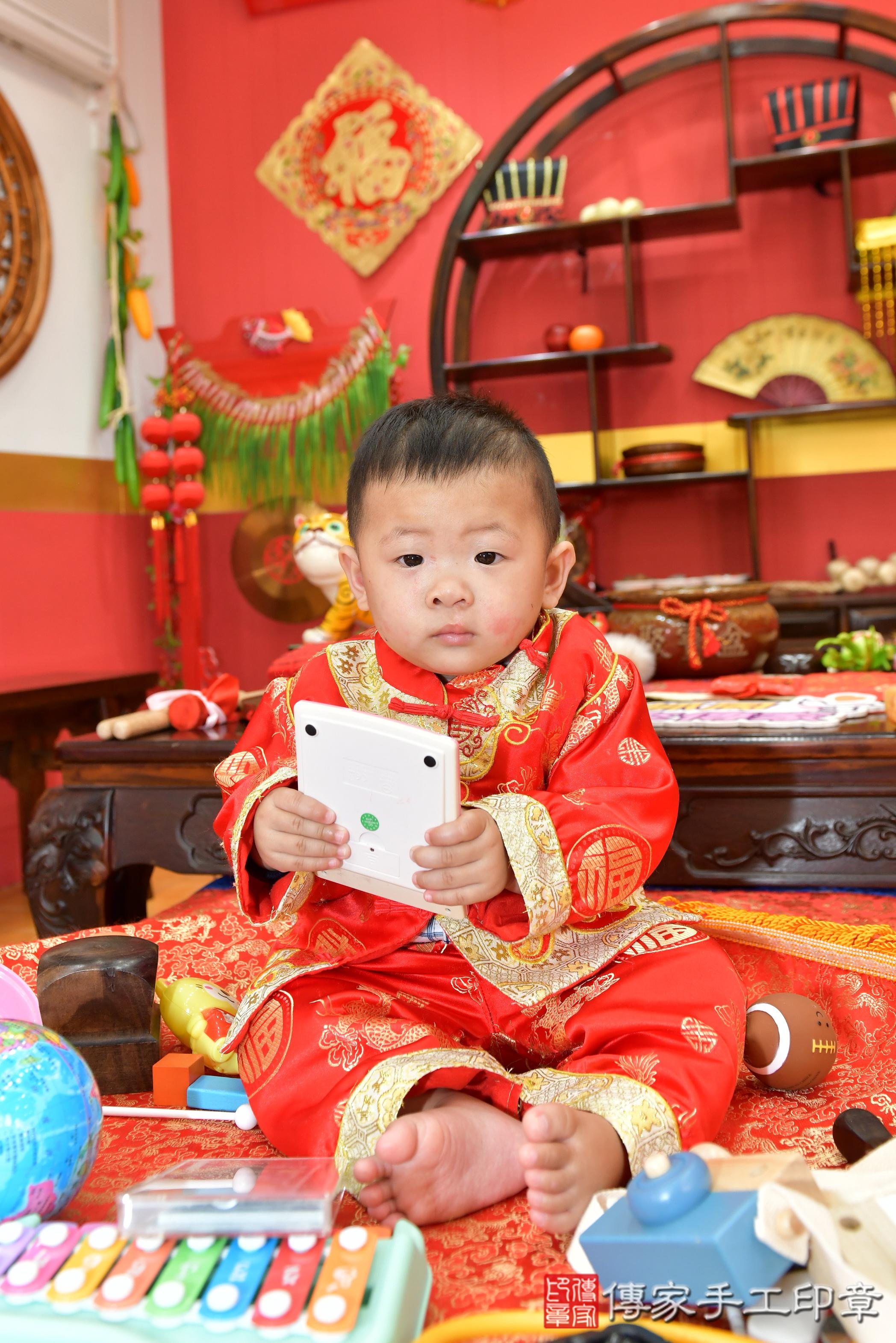 傳家手工印章桃園店、抓周、度脺、美式風會場、傳家嬰兒古禮、吉祥話、抓周道具物品24種、拍照。抓周證書。寶寶抓周、滿周歲、生日快樂、祝福