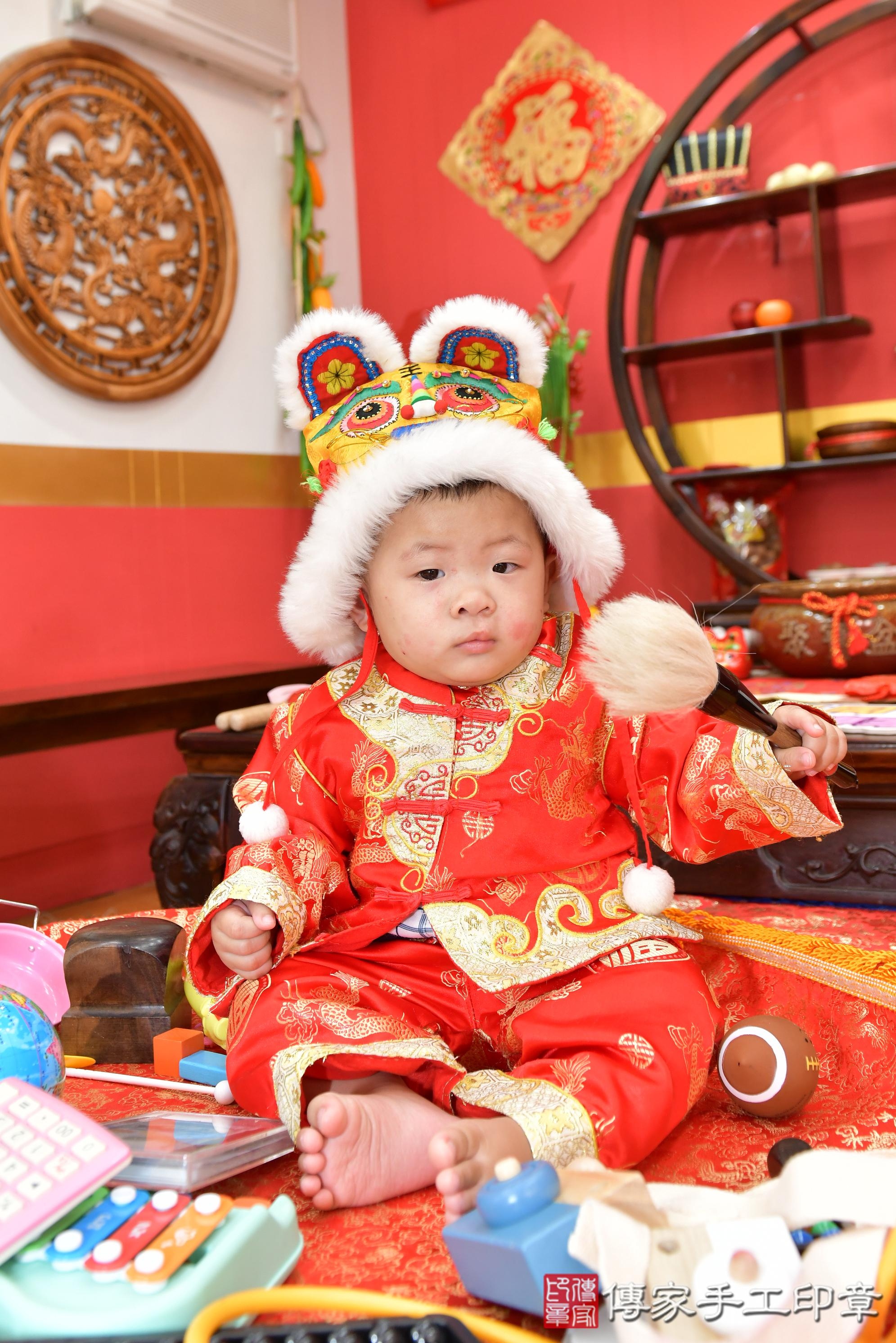 傳家手工印章桃園店、抓周、度脺、美式風會場、傳家嬰兒古禮、吉祥話、抓周道具物品24種、拍照。抓周證書。寶寶抓周、滿周歲、生日快樂、祝福