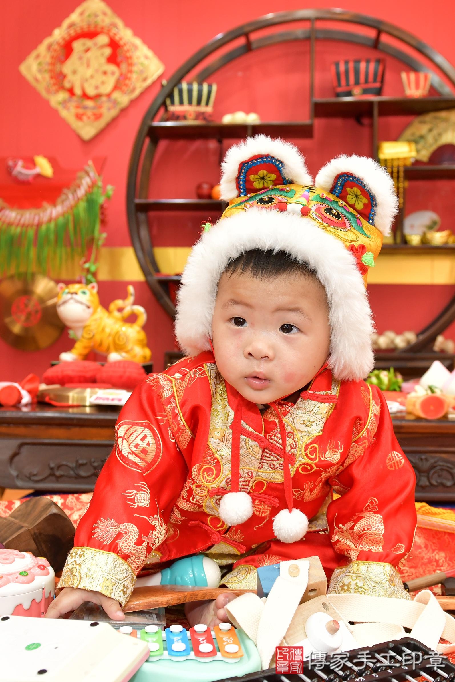 傳家手工印章桃園店、抓周、度脺、美式風會場、傳家嬰兒古禮、吉祥話、抓周道具物品24種、拍照。抓周證書。寶寶抓周、滿周歲、生日快樂、祝福