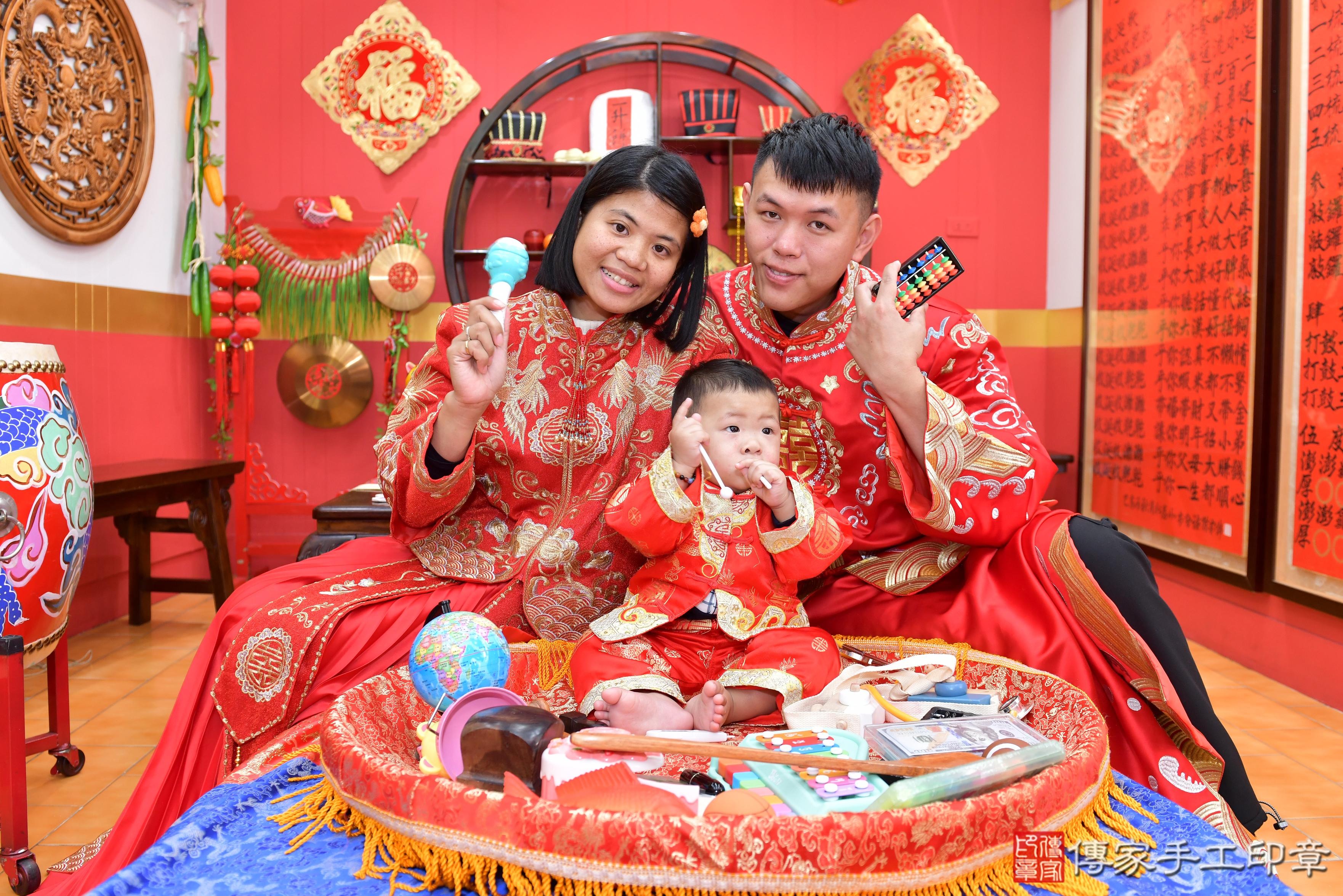 傳家手工印章桃園店、抓周、度脺、美式風會場、傳家嬰兒古禮、吉祥話、抓周道具物品24種、拍照。抓周證書。寶寶抓周、滿周歲、生日快樂、祝福