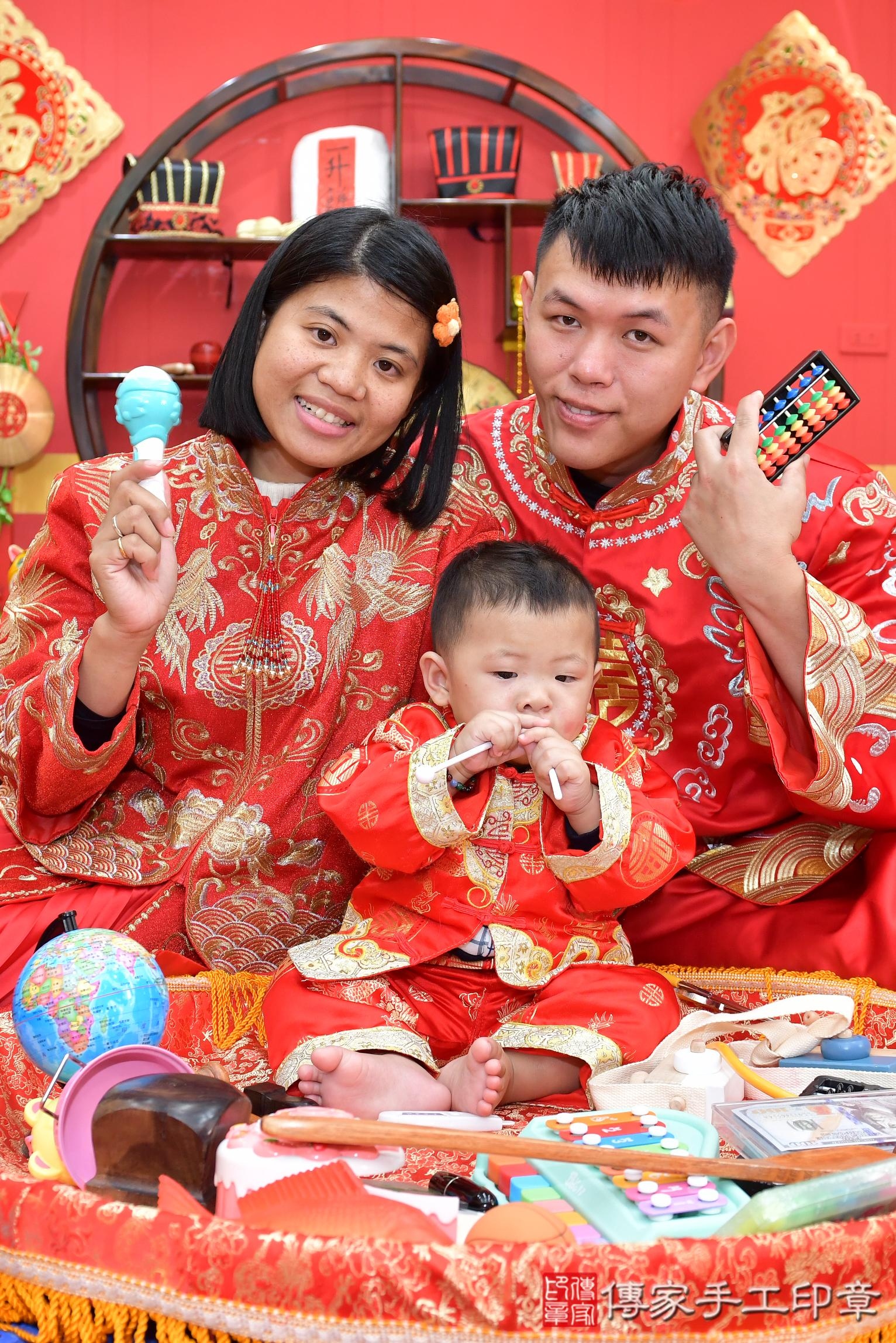 傳家手工印章桃園店、抓周、度脺、美式風會場、傳家嬰兒古禮、吉祥話、抓周道具物品24種、拍照。抓周證書。寶寶抓周、滿周歲、生日快樂、祝福