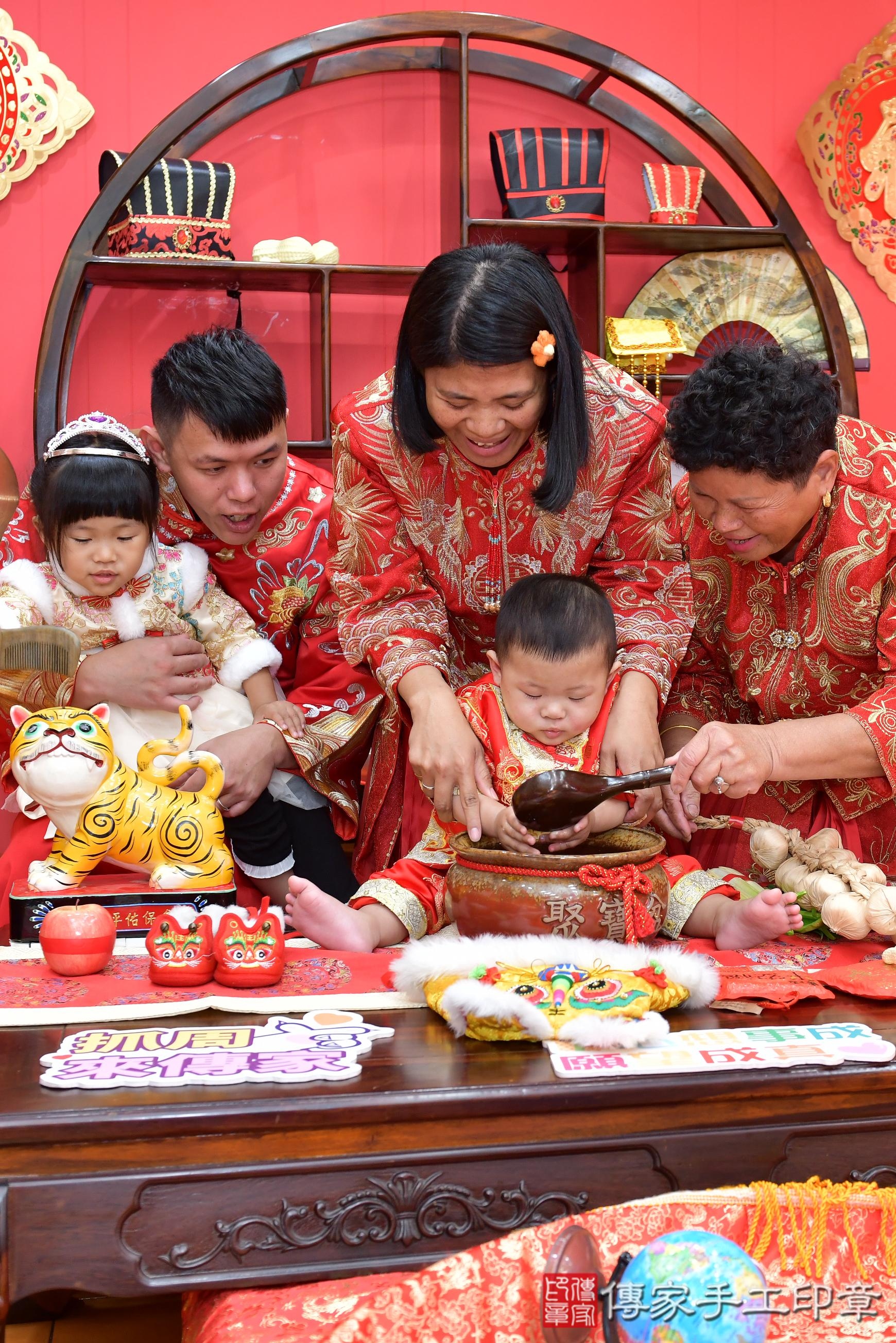 傳家手工印章桃園店、抓周、度脺、美式風會場、傳家嬰兒古禮、吉祥話、抓周道具物品24種、拍照。抓周證書。寶寶抓周、滿周歲、生日快樂、祝福