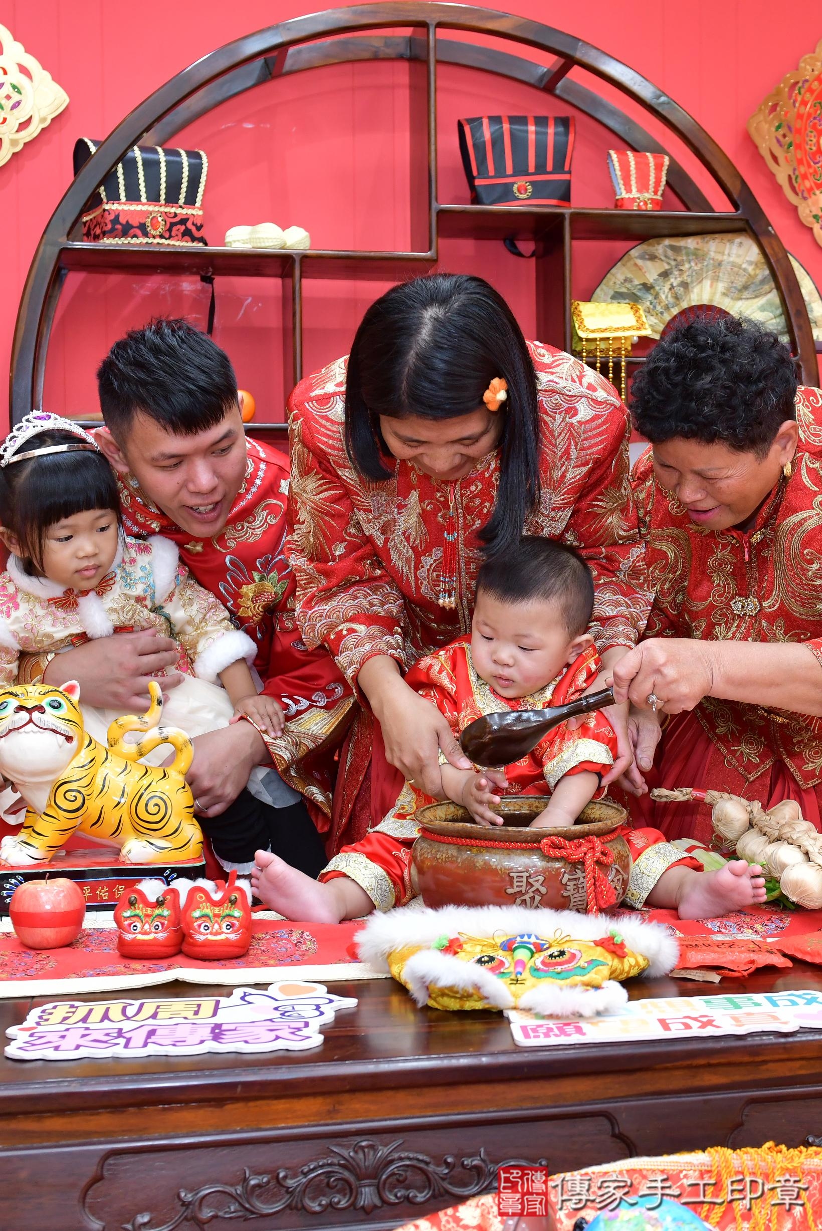 傳家手工印章桃園店、抓周、度脺、美式風會場、傳家嬰兒古禮、吉祥話、抓周道具物品24種、拍照。抓周證書。寶寶抓周、滿周歲、生日快樂、祝福