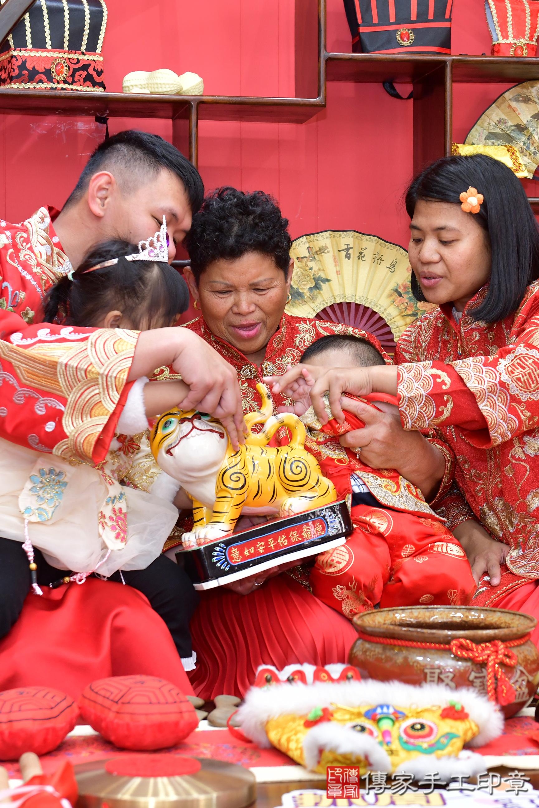 傳家手工印章桃園店、抓周、度脺、美式風會場、傳家嬰兒古禮、吉祥話、抓周道具物品24種、拍照。抓周證書。寶寶抓周、滿周歲、生日快樂、祝福