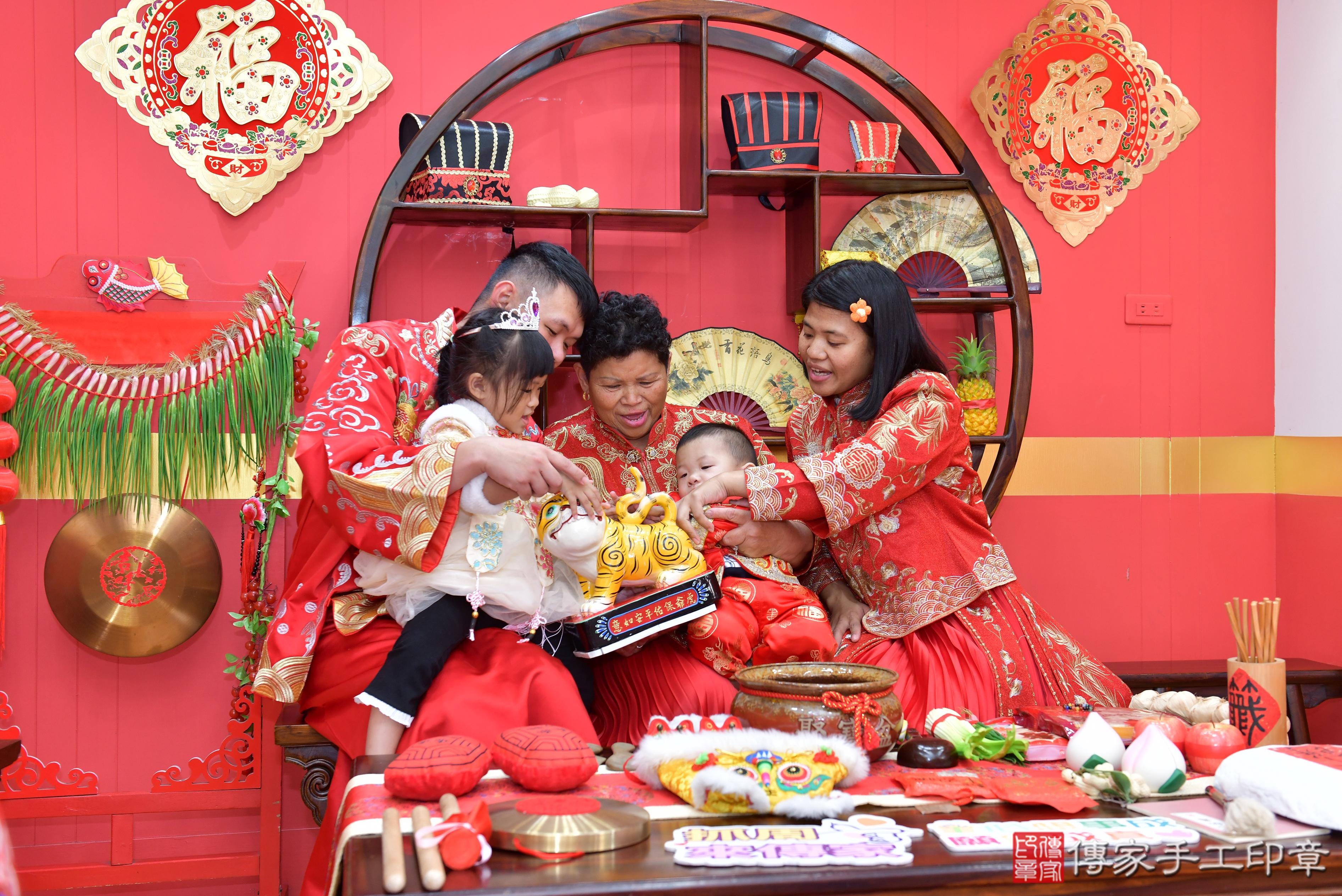 傳家手工印章桃園店、抓周、度脺、美式風會場、傳家嬰兒古禮、吉祥話、抓周道具物品24種、拍照。抓周證書。寶寶抓周、滿周歲、生日快樂、祝福