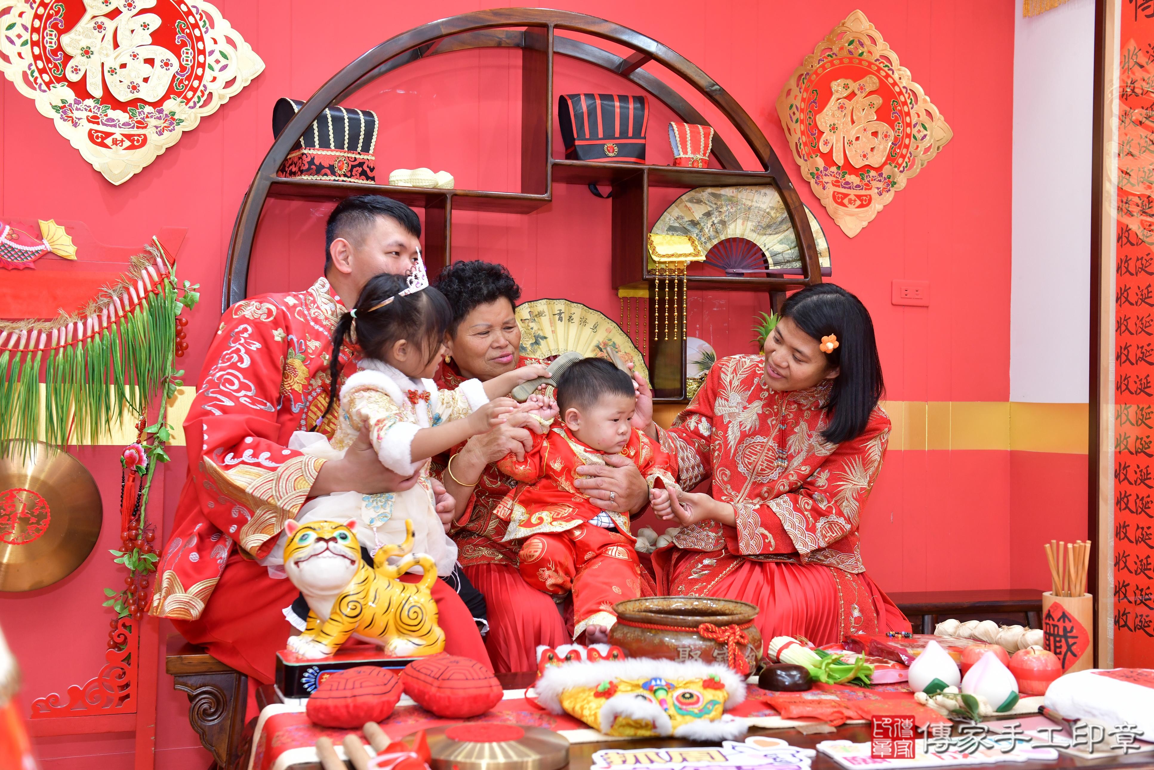 傳家手工印章桃園店、抓周、度脺、美式風會場、傳家嬰兒古禮、吉祥話、抓周道具物品24種、拍照。抓周證書。寶寶抓周、滿周歲、生日快樂、祝福