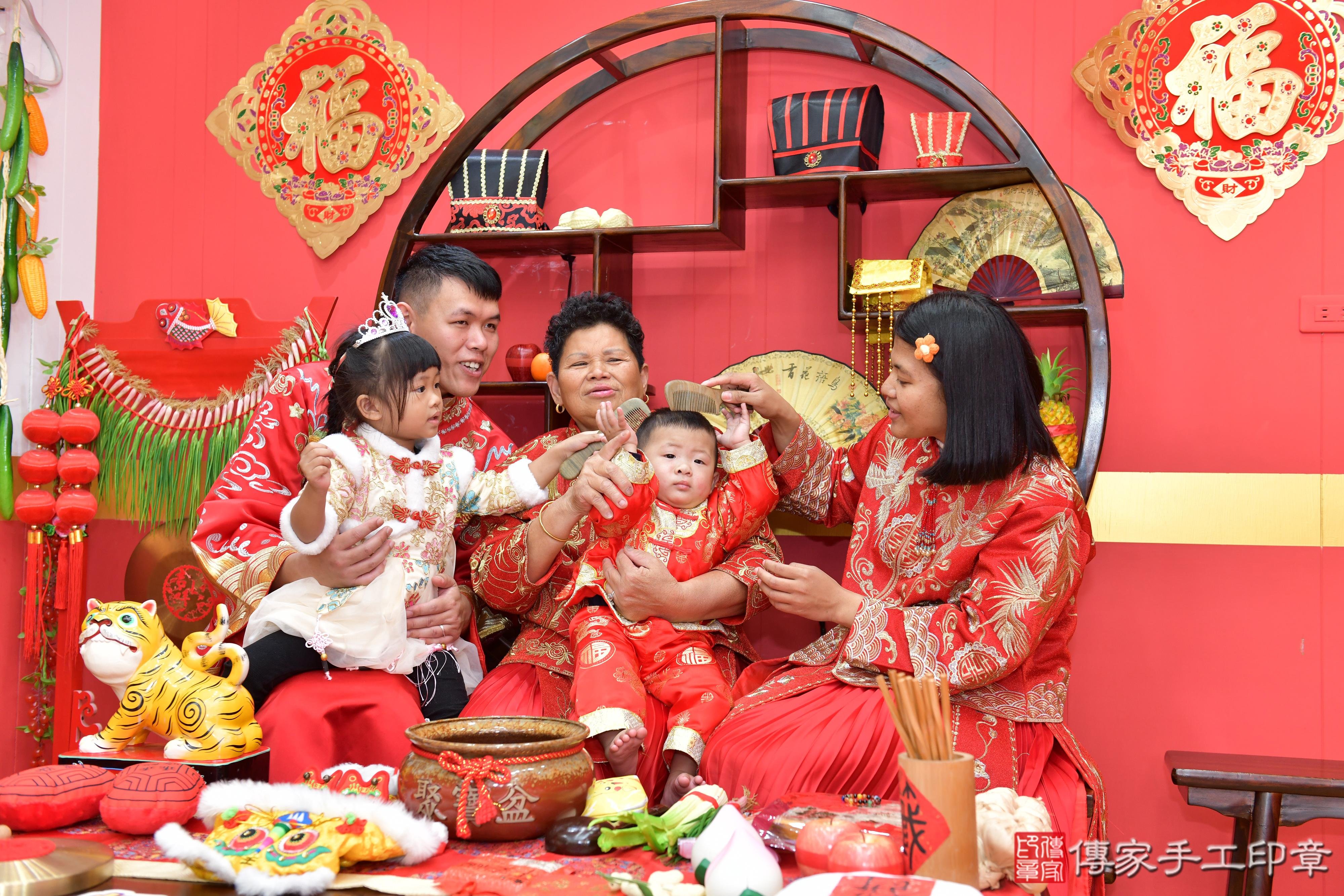 傳家手工印章桃園店、抓周、度脺、美式風會場、傳家嬰兒古禮、吉祥話、抓周道具物品24種、拍照。抓周證書。寶寶抓周、滿周歲、生日快樂、祝福