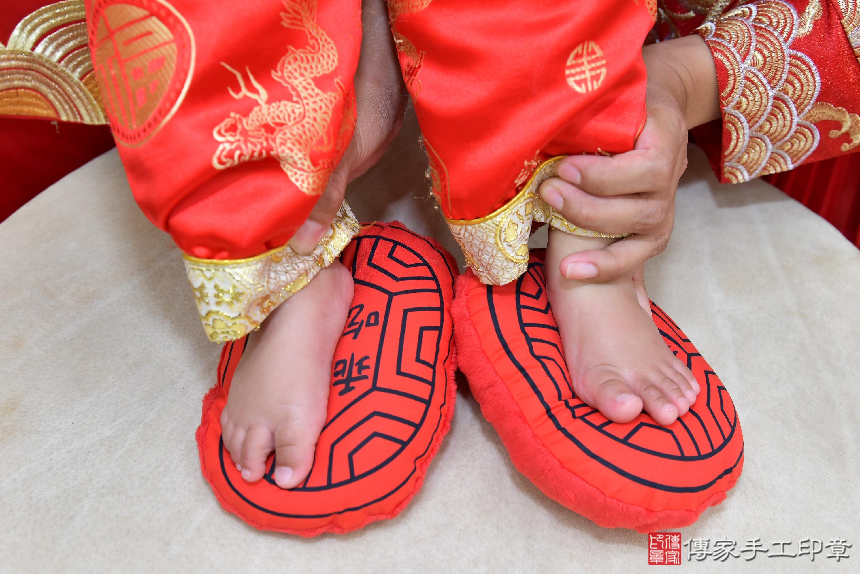 傳家手工印章桃園店、抓周、度脺、美式風會場、傳家嬰兒古禮、吉祥話、抓周道具物品24種、拍照。抓周證書。寶寶抓周、滿周歲、生日快樂、祝福