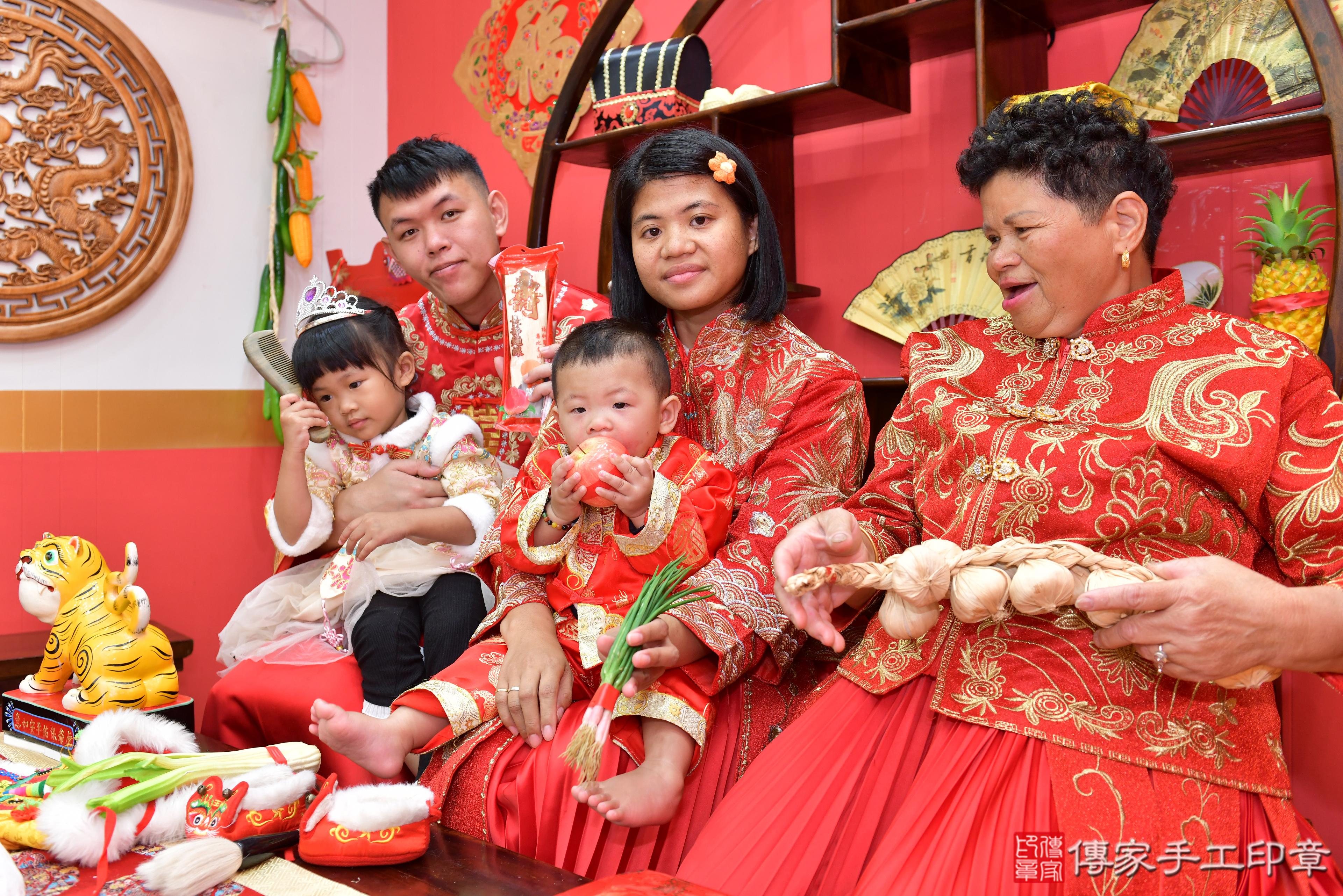傳家手工印章桃園店、抓周、度脺、美式風會場、傳家嬰兒古禮、吉祥話、抓周道具物品24種、拍照。抓周證書。寶寶抓周、滿周歲、生日快樂、祝福