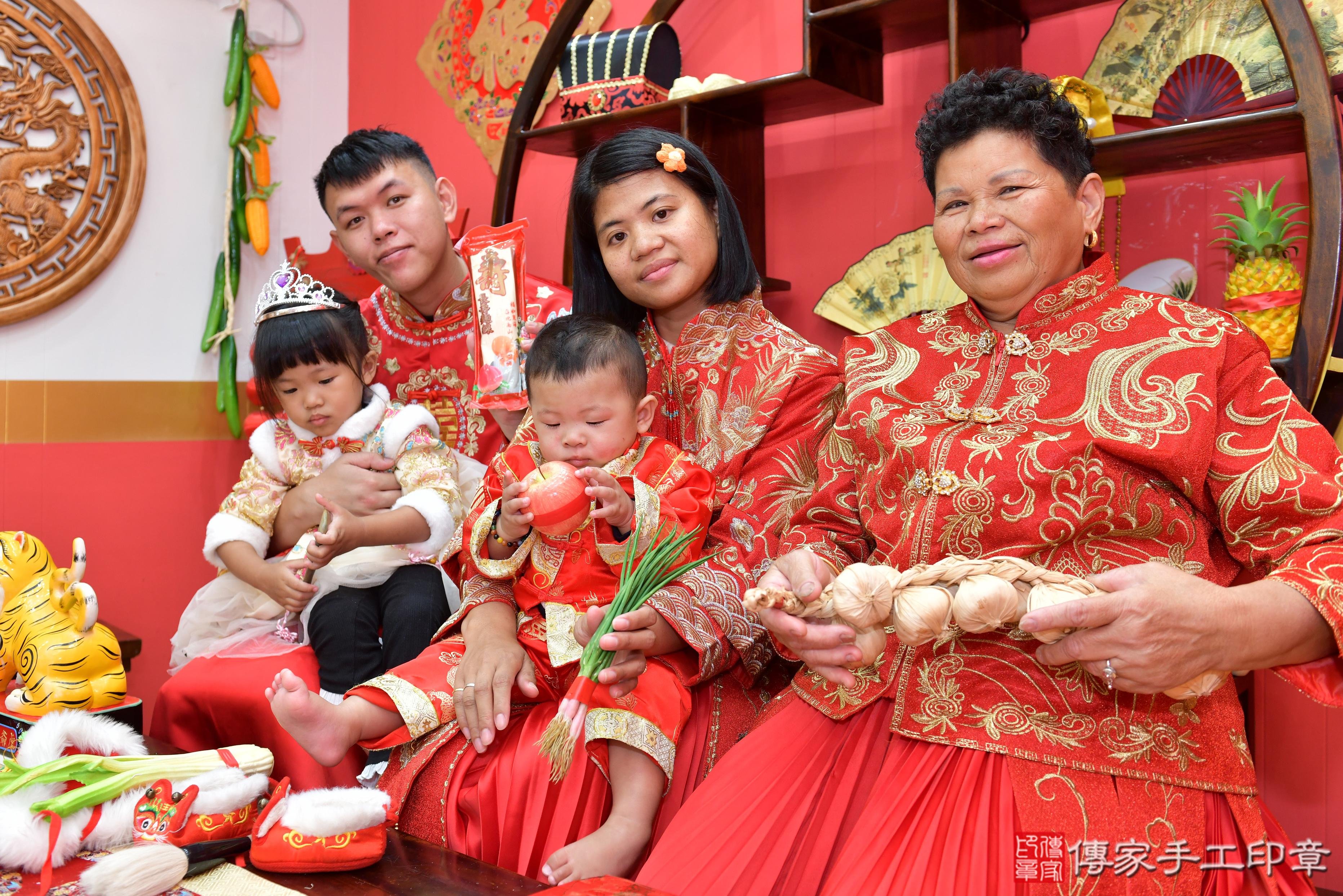 傳家手工印章桃園店、抓周、度脺、美式風會場、傳家嬰兒古禮、吉祥話、抓周道具物品24種、拍照。抓周證書。寶寶抓周、滿周歲、生日快樂、祝福