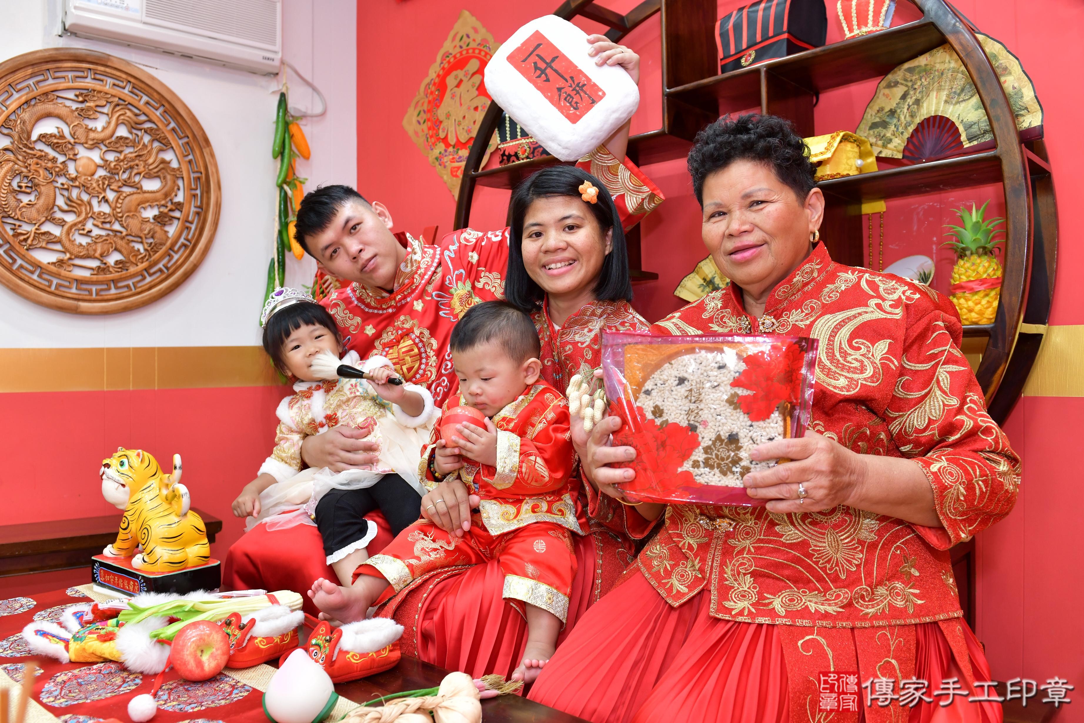 傳家手工印章桃園店、抓周、度脺、美式風會場、傳家嬰兒古禮、吉祥話、抓周道具物品24種、拍照。抓周證書。寶寶抓周、滿周歲、生日快樂、祝福