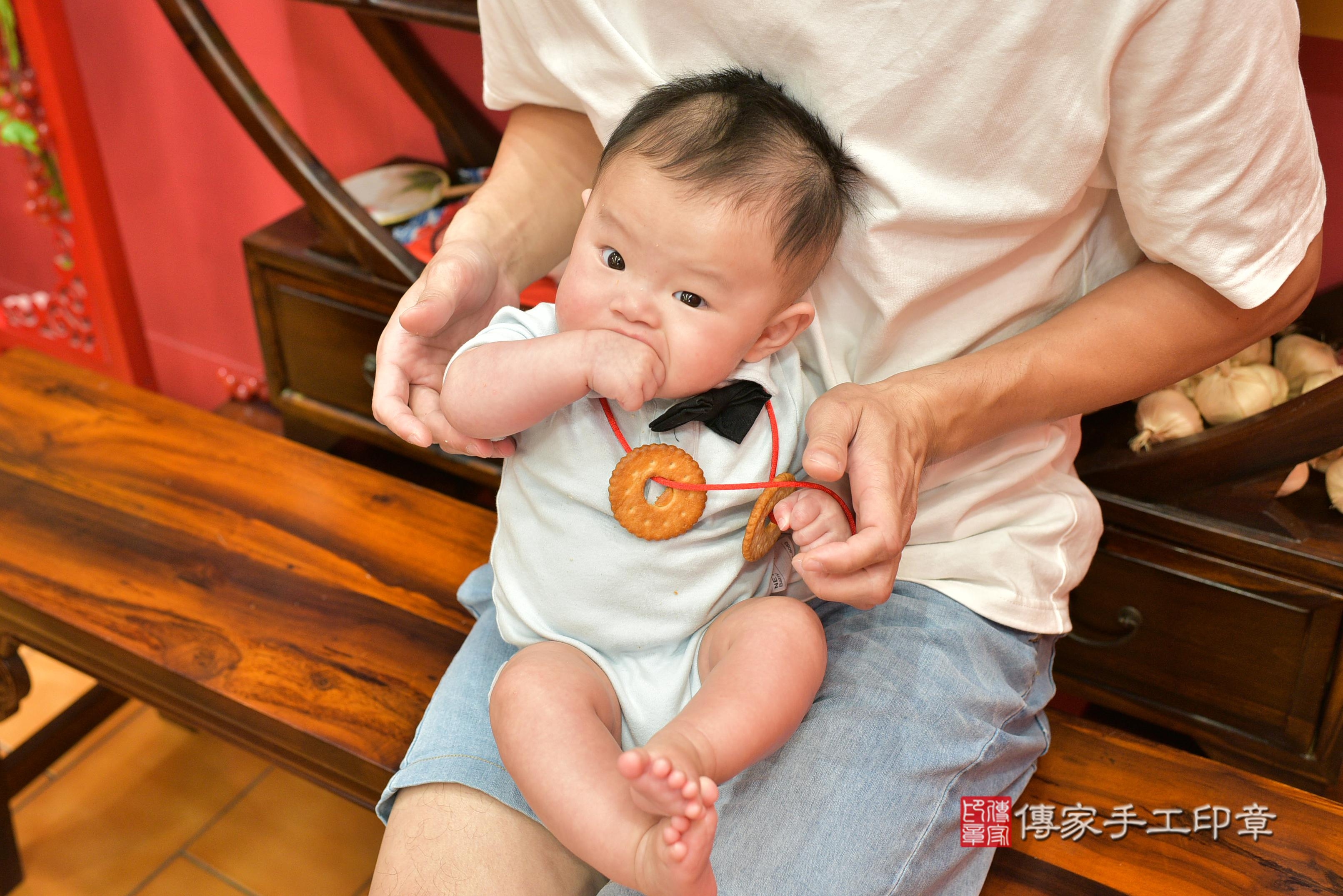 傳家手工印章桃園店、抓周、度脺、美式風會場、傳家嬰兒古禮、吉祥話、抓周道具物品24種、拍照。抓周證書。寶寶抓周、滿周歲、生日快樂、祝福