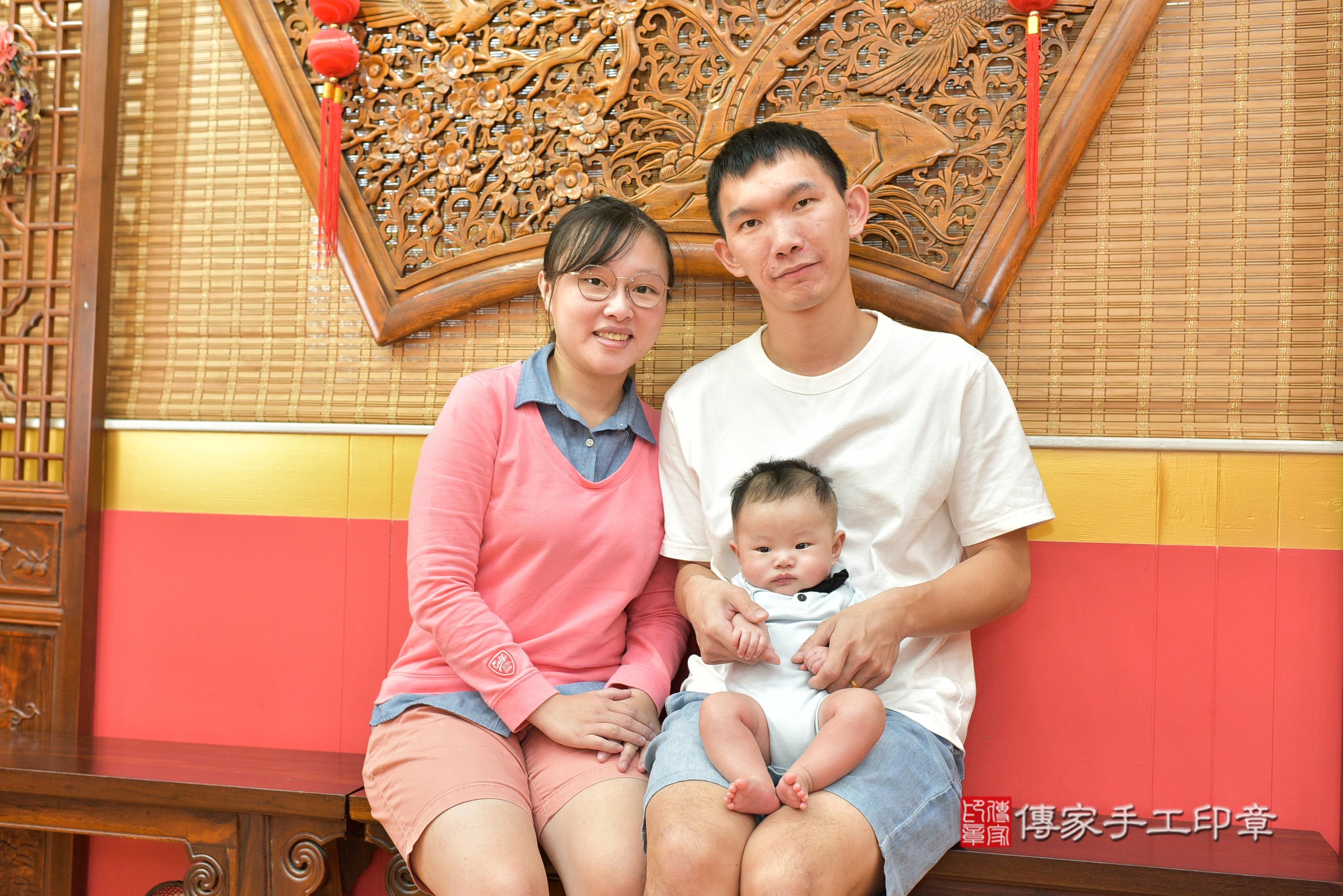 傳家手工印章桃園店、抓周、度脺、美式風會場、傳家嬰兒古禮、吉祥話、抓周道具物品24種、拍照。抓周證書。寶寶抓周、滿周歲、生日快樂、祝福