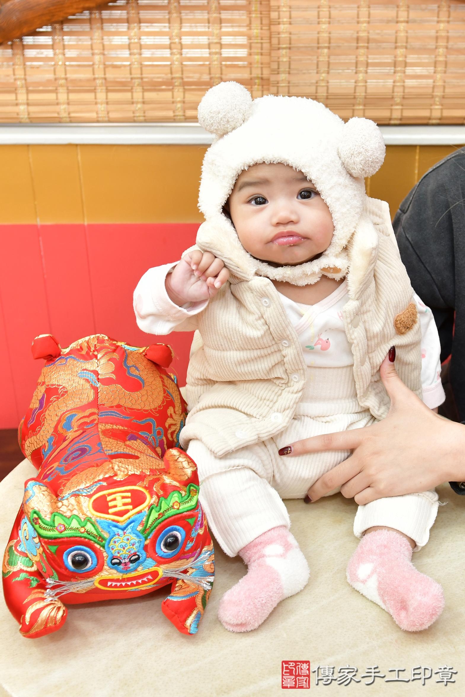 傳家手工印章桃園店、抓周、度脺、美式風會場、傳家嬰兒古禮、吉祥話、抓周道具物品24種、拍照。抓周證書。寶寶抓周、滿周歲、生日快樂、祝福