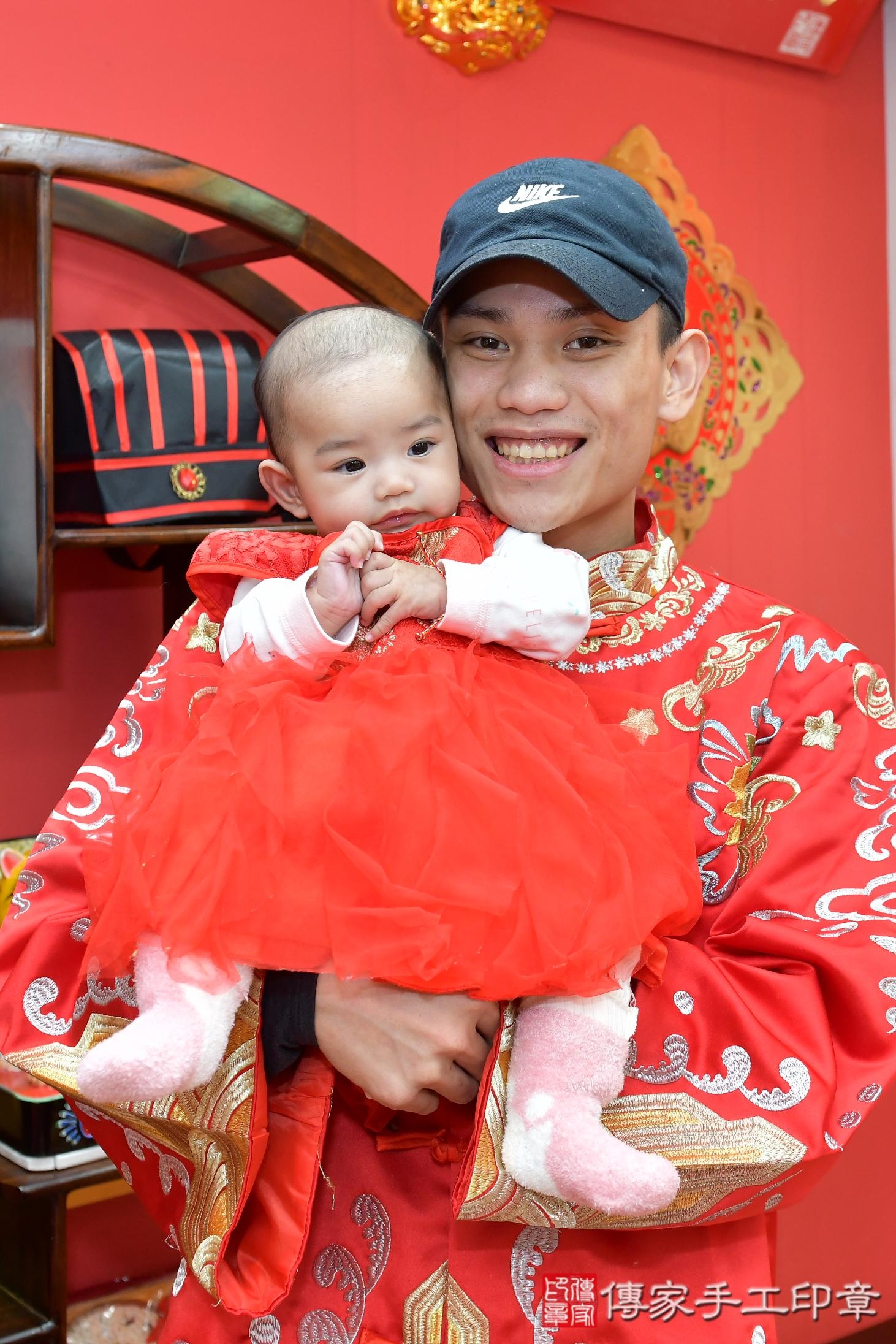 傳家手工印章桃園店、抓周、度脺、美式風會場、傳家嬰兒古禮、吉祥話、抓周道具物品24種、拍照。抓周證書。寶寶抓周、滿周歲、生日快樂、祝福