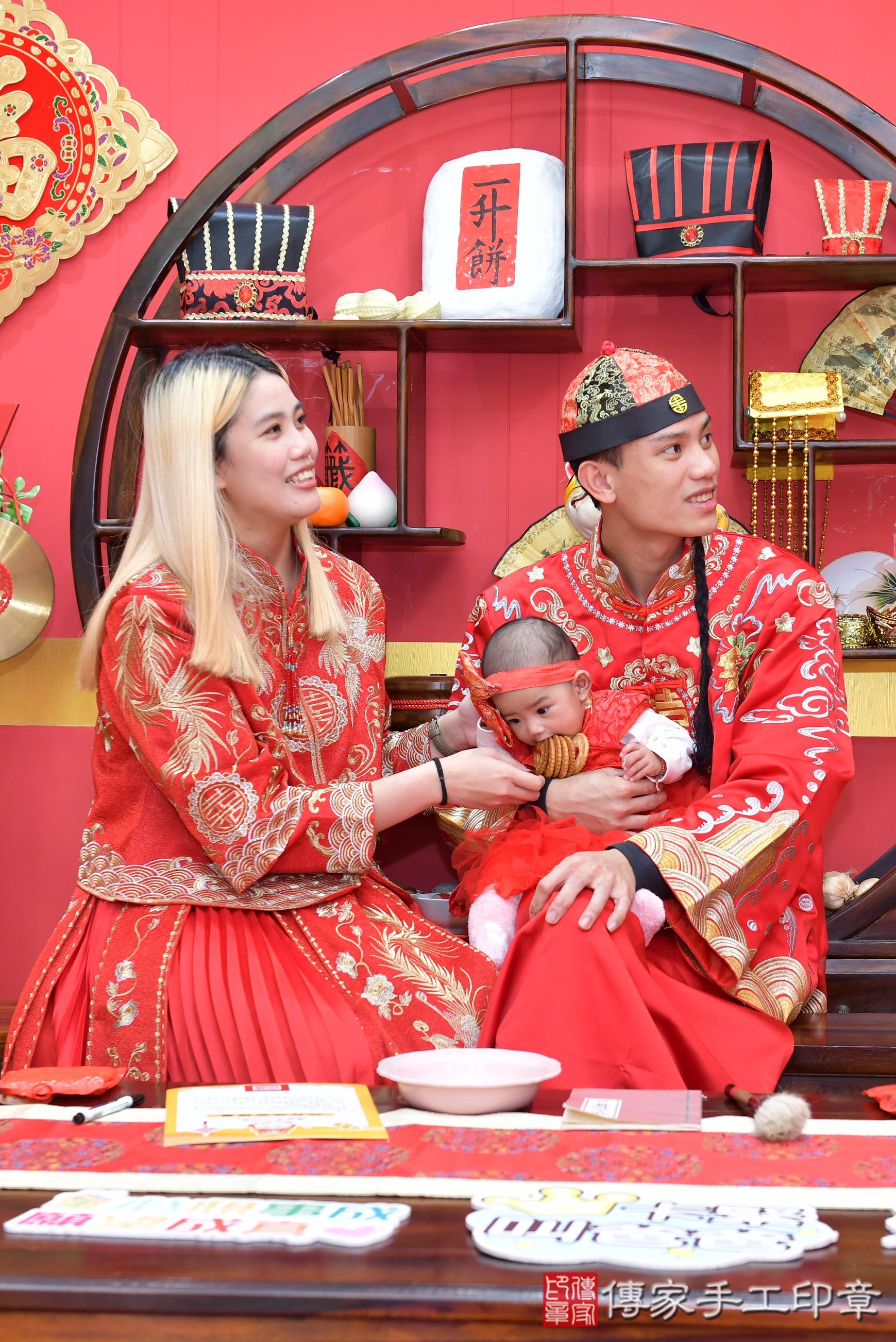 傳家手工印章桃園店、抓周、度脺、美式風會場、傳家嬰兒古禮、吉祥話、抓周道具物品24種、拍照。抓周證書。寶寶抓周、滿周歲、生日快樂、祝福