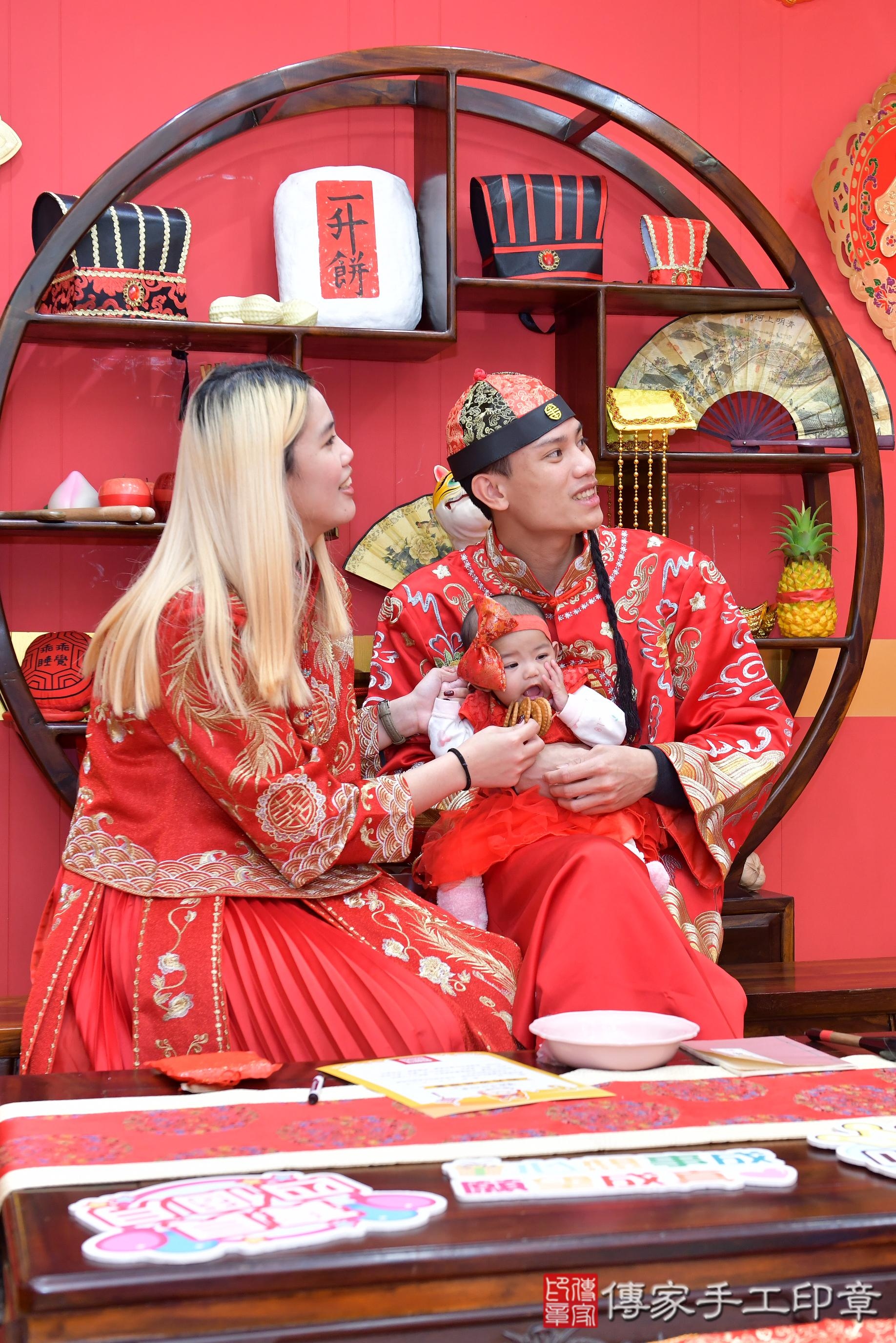 傳家手工印章桃園店、抓周、度脺、美式風會場、傳家嬰兒古禮、吉祥話、抓周道具物品24種、拍照。抓周證書。寶寶抓周、滿周歲、生日快樂、祝福