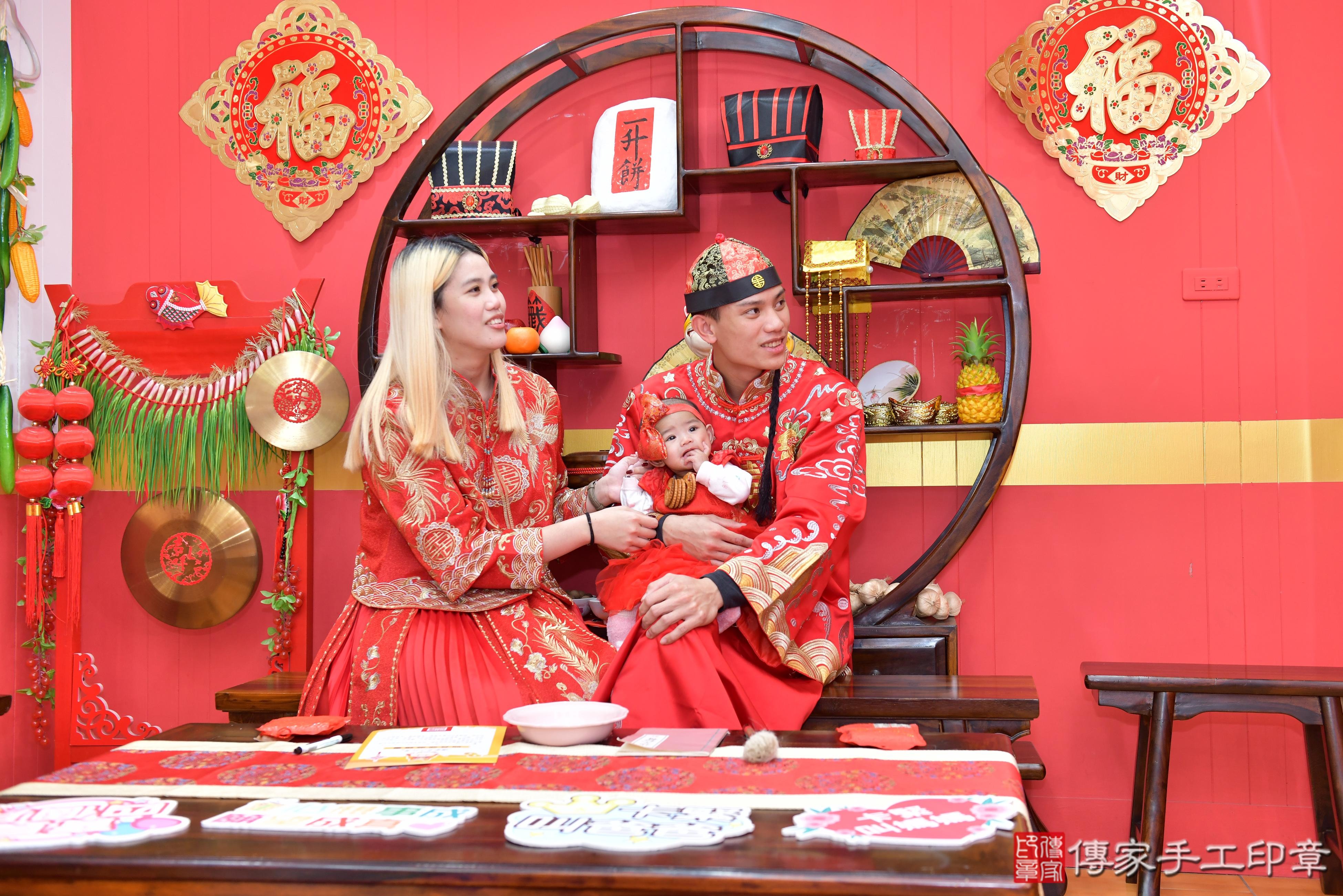 傳家手工印章桃園店、抓周、度脺、美式風會場、傳家嬰兒古禮、吉祥話、抓周道具物品24種、拍照。抓周證書。寶寶抓周、滿周歲、生日快樂、祝福