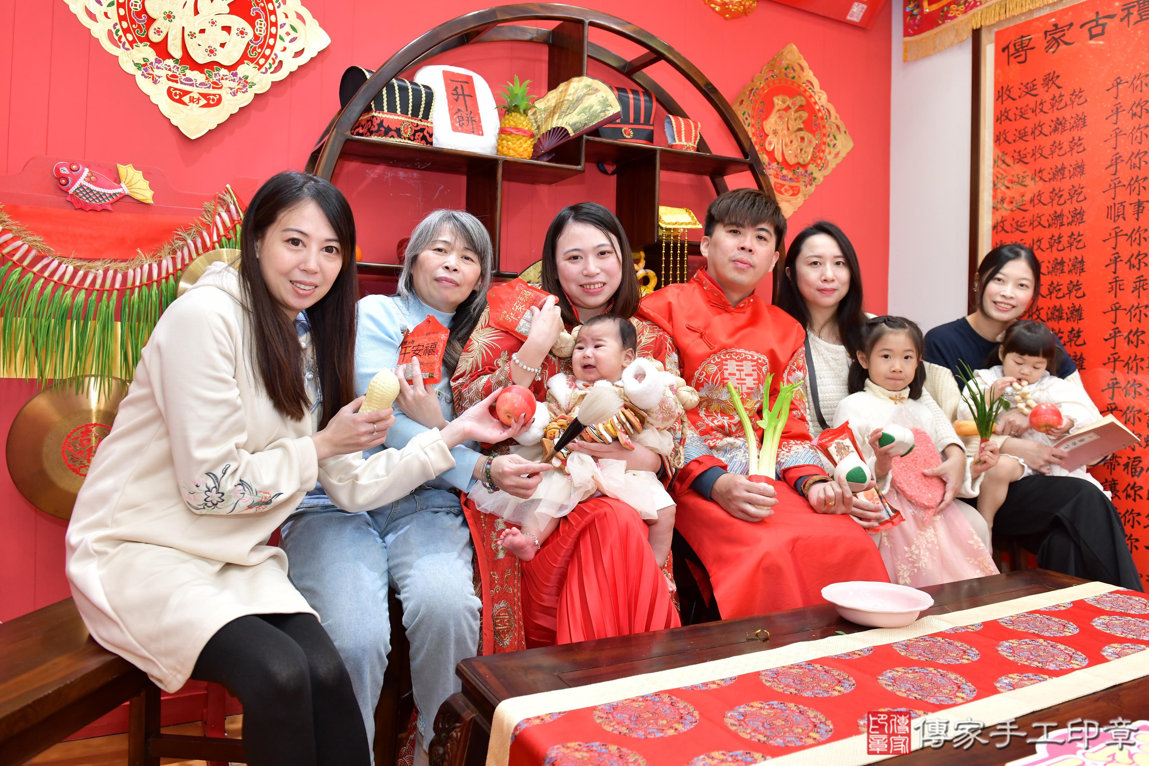 傳家手工印章桃園店、抓周、度脺、美式風會場、傳家嬰兒古禮、吉祥話、抓周道具物品24種、拍照。抓周證書。寶寶抓周、滿周歲、生日快樂、祝福 傳家手工印章桃園店、抓周、度脺、美式風會場、傳家嬰兒古禮、吉祥話、抓周道具物品24種、拍照。抓周證書。寶寶抓周、滿周歲、生日快樂、祝福