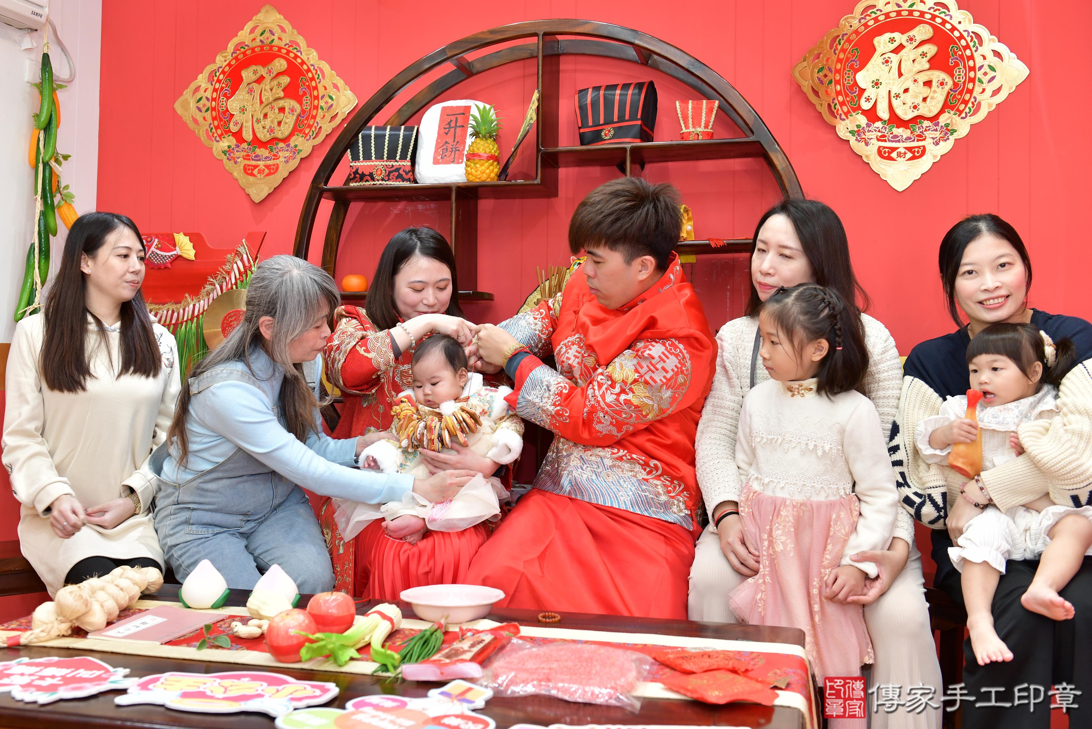傳家手工印章桃園店、抓周、度脺、美式風會場、傳家嬰兒古禮、吉祥話、抓周道具物品24種、拍照。抓周證書。寶寶抓周、滿周歲、生日快樂、祝福 傳家手工印章桃園店、抓周、度脺、美式風會場、傳家嬰兒古禮、吉祥話、抓周道具物品24種、拍照。抓周證書。寶寶抓周、滿周歲、生日快樂、祝福
