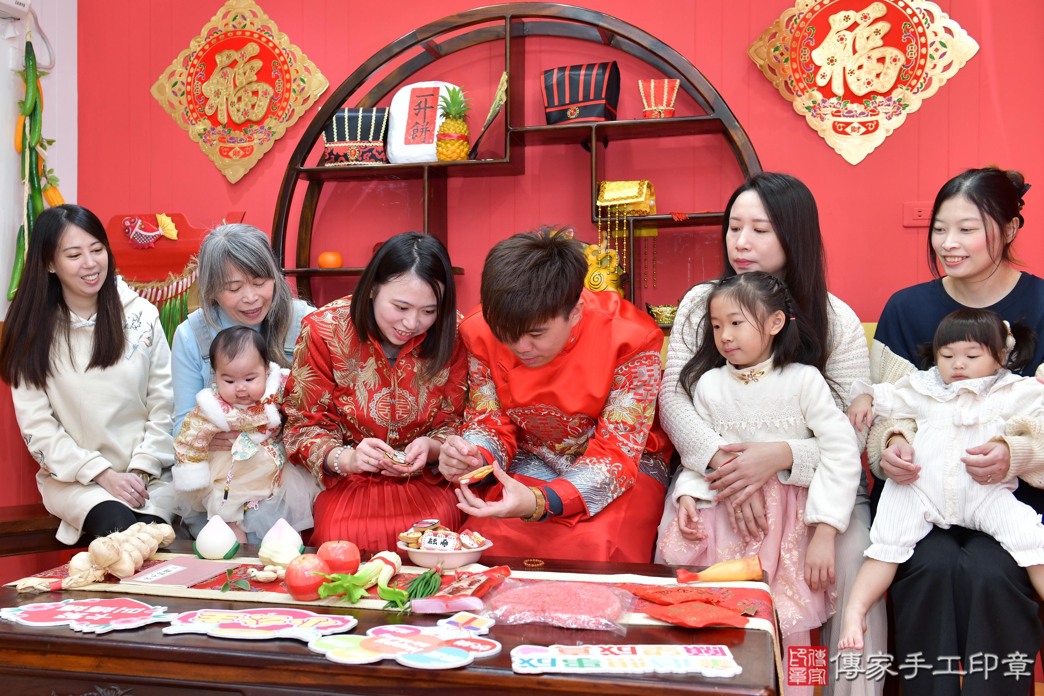 傳家手工印章桃園店、抓周、度脺、美式風會場、傳家嬰兒古禮、吉祥話、抓周道具物品24種、拍照。抓周證書。寶寶抓周、滿周歲、生日快樂、祝福 傳家手工印章桃園店、抓周、度脺、美式風會場、傳家嬰兒古禮、吉祥話、抓周道具物品24種、拍照。抓周證書。寶寶抓周、滿周歲、生日快樂、祝福