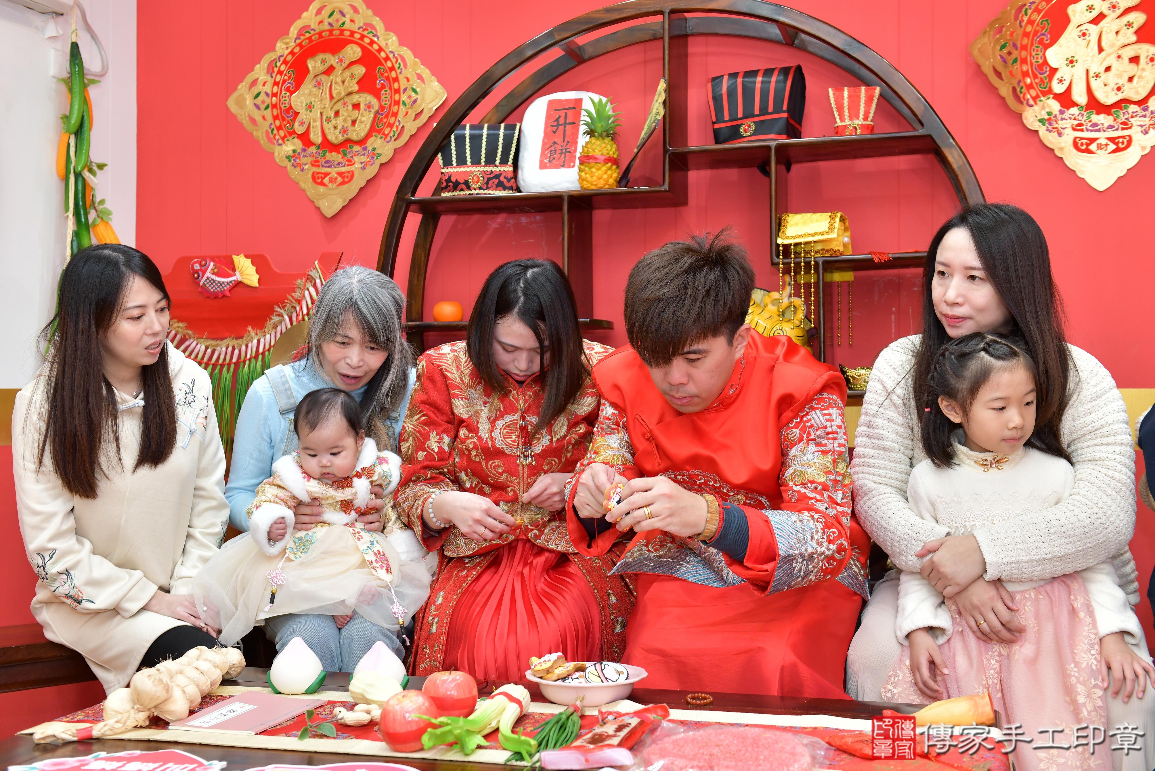 傳家手工印章桃園店、抓周、度脺、美式風會場、傳家嬰兒古禮、吉祥話、抓周道具物品24種、拍照。抓周證書。寶寶抓周、滿周歲、生日快樂、祝福 傳家手工印章桃園店、抓周、度脺、美式風會場、傳家嬰兒古禮、吉祥話、抓周道具物品24種、拍照。抓周證書。寶寶抓周、滿周歲、生日快樂、祝福