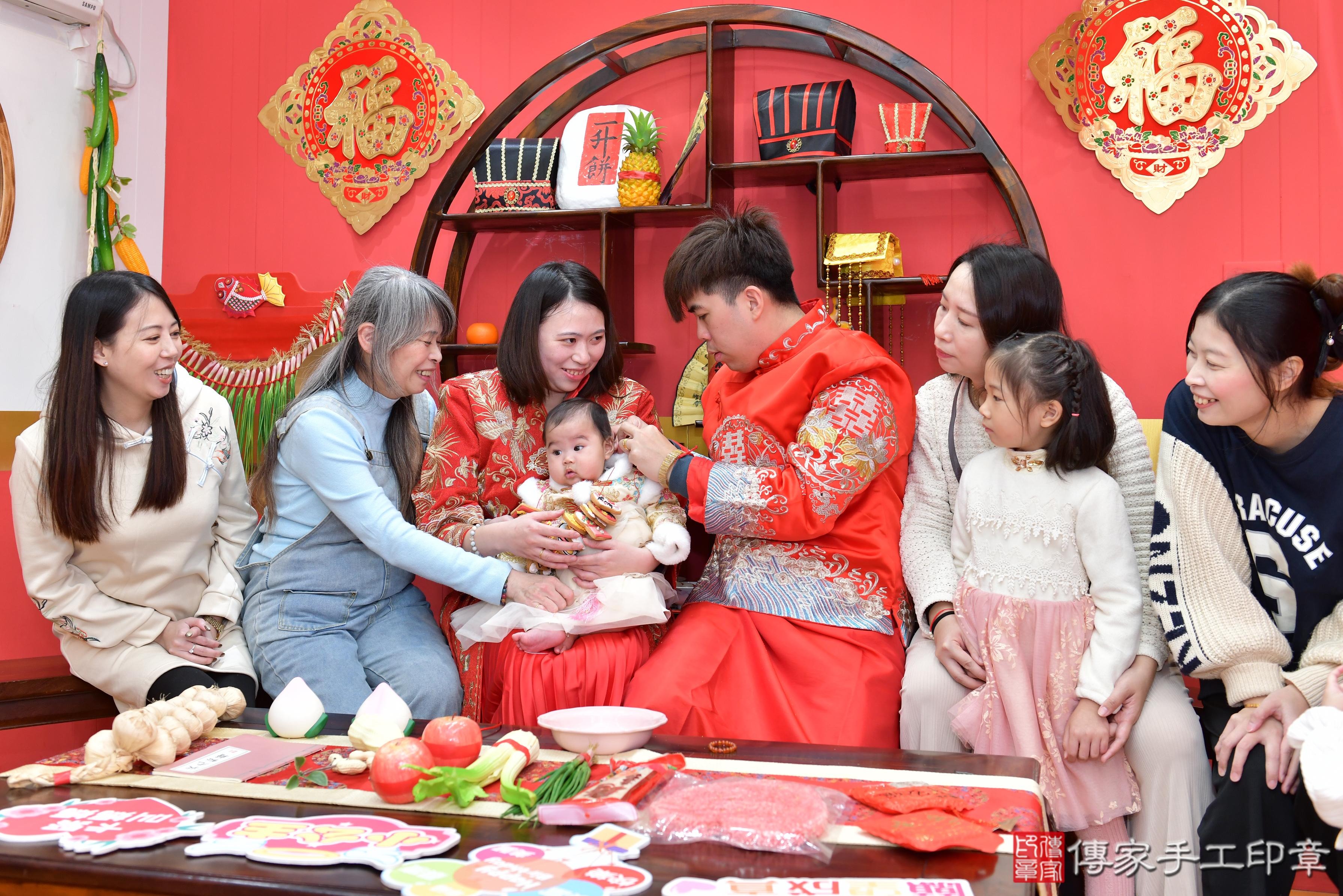 傳家手工印章桃園店、抓周、度脺、美式風會場、傳家嬰兒古禮、吉祥話、抓周道具物品24種、拍照。抓周證書。寶寶抓周、滿周歲、生日快樂、祝福 傳家手工印章桃園店、抓周、度脺、美式風會場、傳家嬰兒古禮、吉祥話、抓周道具物品24種、拍照。抓周證書。寶寶抓周、滿周歲、生日快樂、祝福