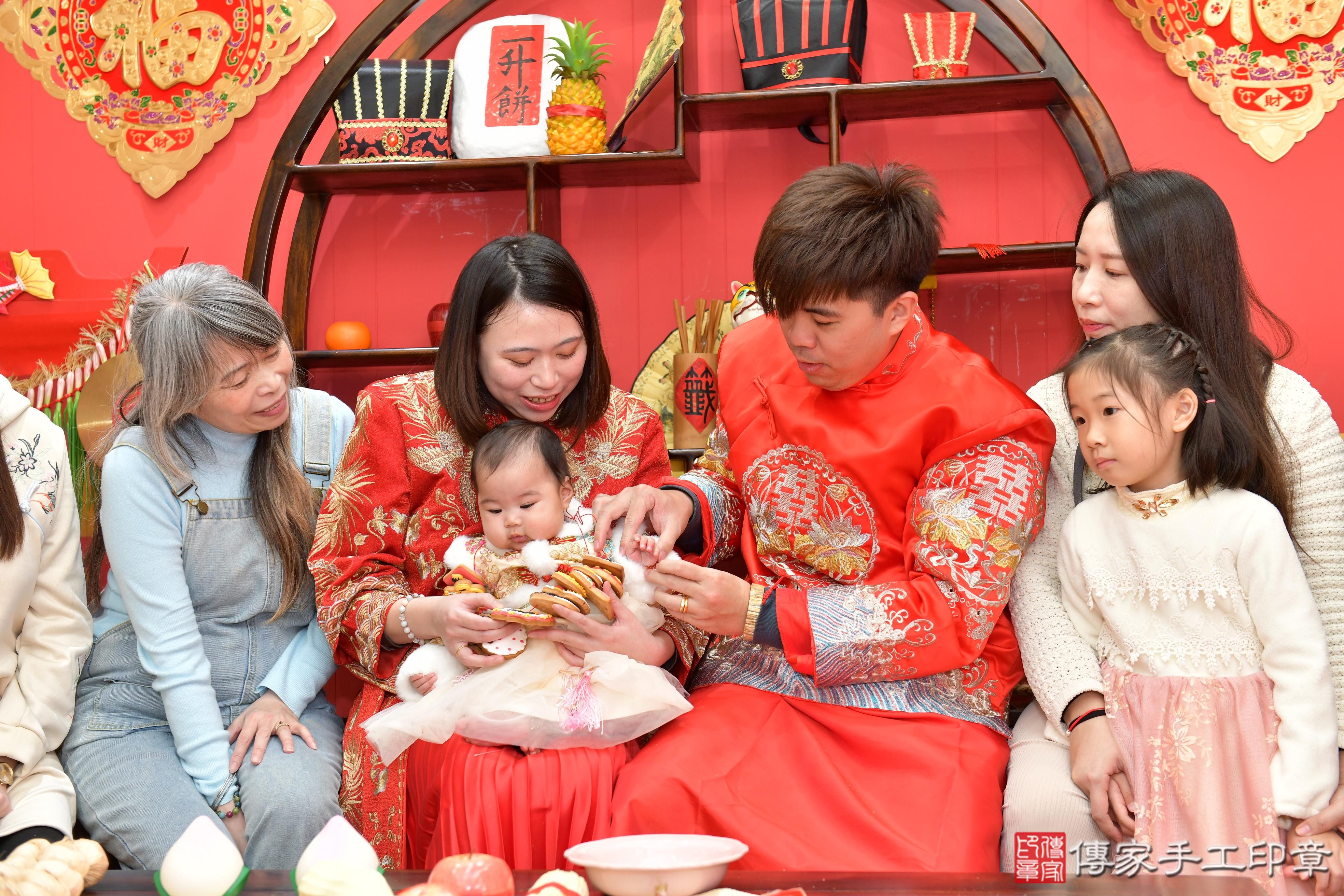 傳家手工印章桃園店、抓周、度脺、美式風會場、傳家嬰兒古禮、吉祥話、抓周道具物品24種、拍照。抓周證書。寶寶抓周、滿周歲、生日快樂、祝福 傳家手工印章桃園店、抓周、度脺、美式風會場、傳家嬰兒古禮、吉祥話、抓周道具物品24種、拍照。抓周證書。寶寶抓周、滿周歲、生日快樂、祝福