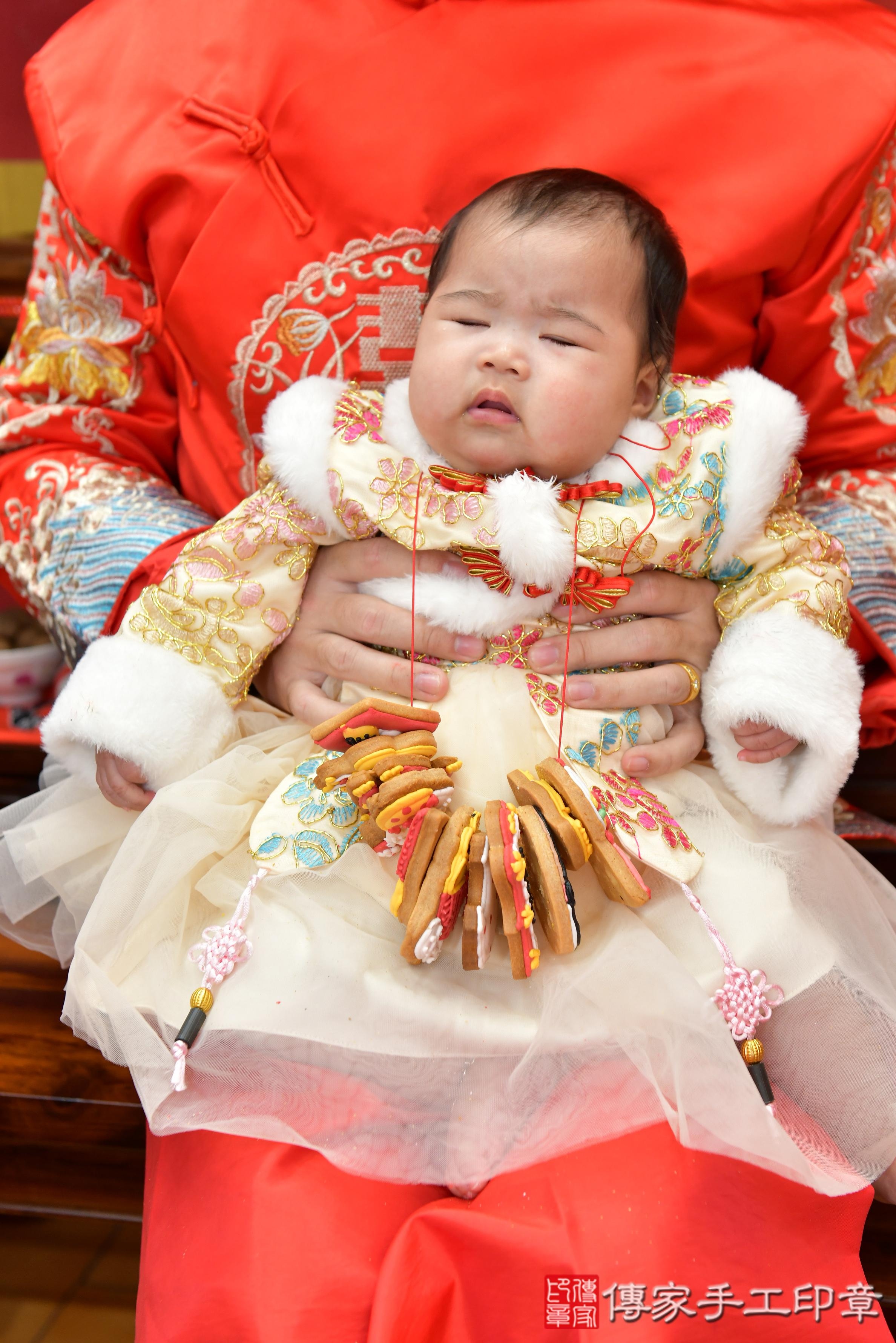 傳家手工印章桃園店、抓周、度脺、美式風會場、傳家嬰兒古禮、吉祥話、抓周道具物品24種、拍照。抓周證書。寶寶抓周、滿周歲、生日快樂、祝福 傳家手工印章桃園店、抓周、度脺、美式風會場、傳家嬰兒古禮、吉祥話、抓周道具物品24種、拍照。抓周證書。寶寶抓周、滿周歲、生日快樂、祝福