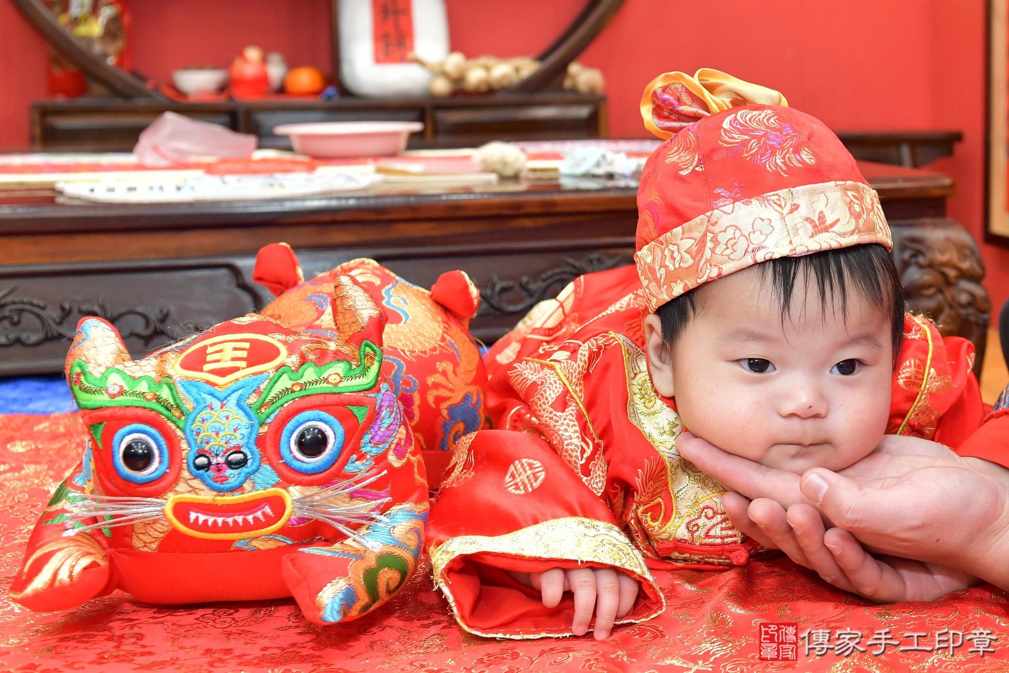 傳家手工印章桃園店、抓周、度脺、美式風會場、傳家嬰兒古禮、吉祥話、抓周道具物品24種、拍照。抓周證書。寶寶抓周、滿周歲、生日快樂、祝福 傳家手工印章桃園店、抓周、度脺、美式風會場、傳家嬰兒古禮、吉祥話、抓周道具物品24種、拍照。抓周證書。寶寶抓周、滿周歲、生日快樂、祝福