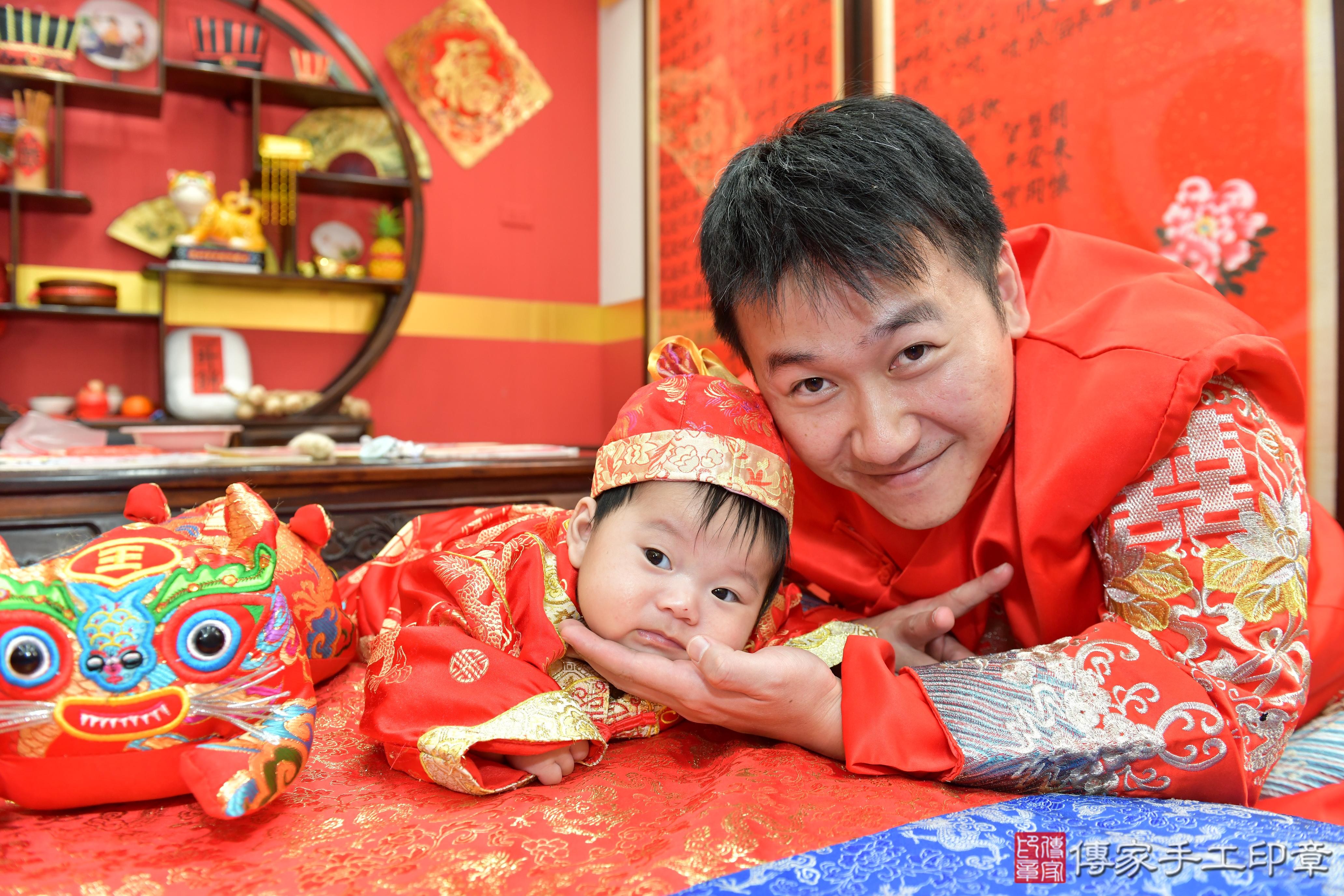 傳家手工印章桃園店、抓周、度脺、美式風會場、傳家嬰兒古禮、吉祥話、抓周道具物品24種、拍照。抓周證書。寶寶抓周、滿周歲、生日快樂、祝福 傳家手工印章桃園店、抓周、度脺、美式風會場、傳家嬰兒古禮、吉祥話、抓周道具物品24種、拍照。抓周證書。寶寶抓周、滿周歲、生日快樂、祝福