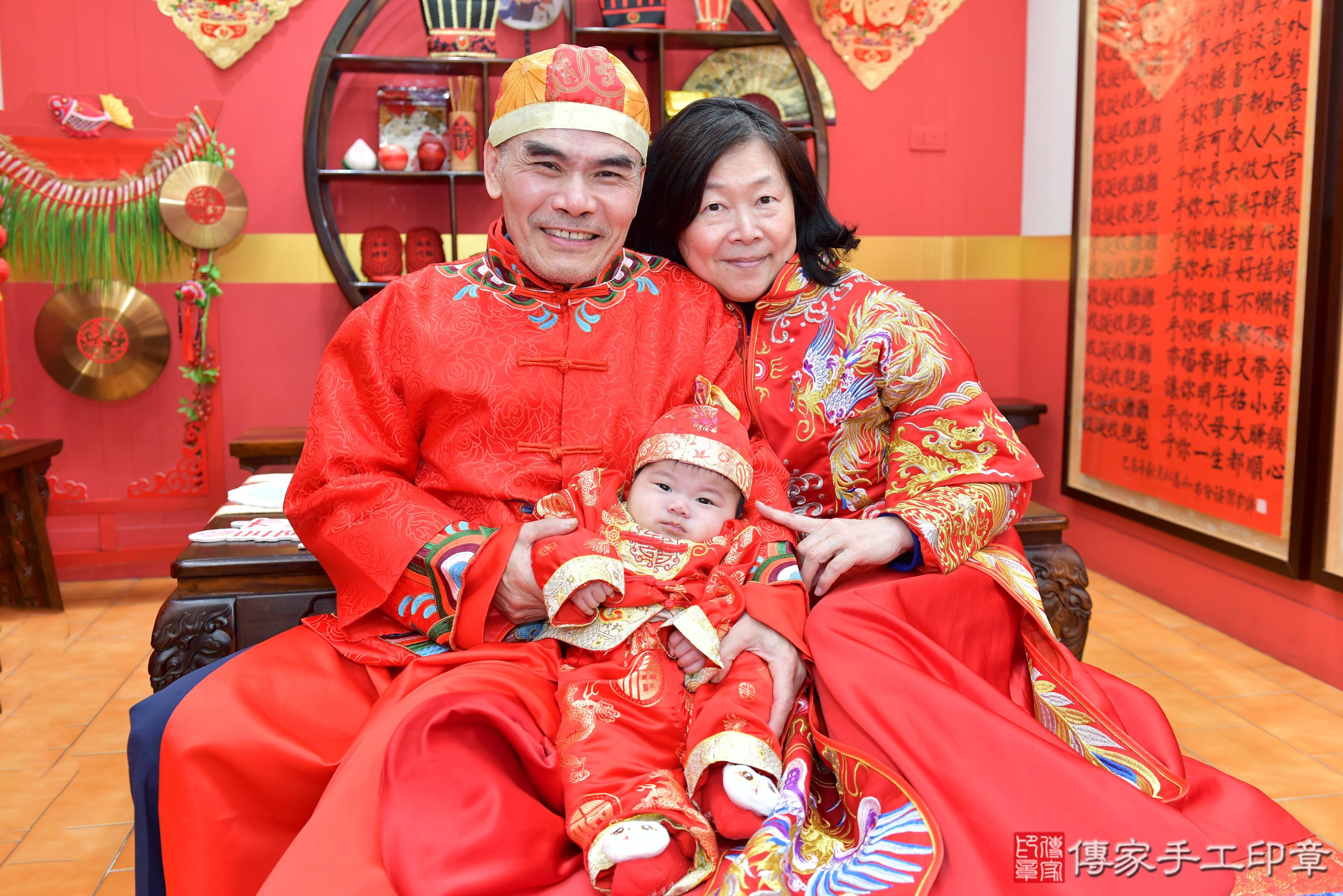 傳家手工印章桃園店、抓周、度脺、美式風會場、傳家嬰兒古禮、吉祥話、抓周道具物品24種、拍照。抓周證書。寶寶抓周、滿周歲、生日快樂、祝福 傳家手工印章桃園店、抓周、度脺、美式風會場、傳家嬰兒古禮、吉祥話、抓周道具物品24種、拍照。抓周證書。寶寶抓周、滿周歲、生日快樂、祝福