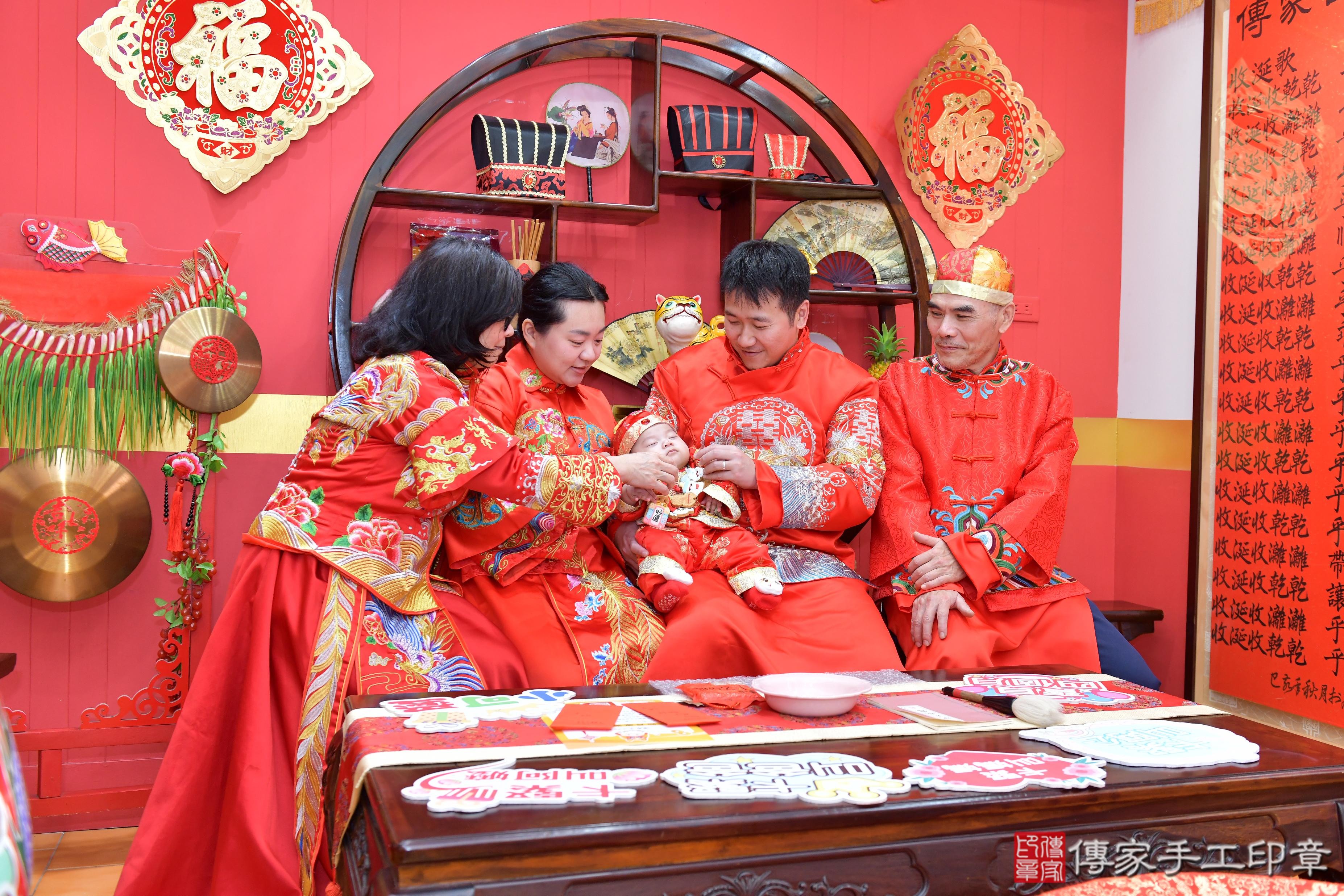 傳家手工印章桃園店、抓周、度脺、美式風會場、傳家嬰兒古禮、吉祥話、抓周道具物品24種、拍照。抓周證書。寶寶抓周、滿周歲、生日快樂、祝福 傳家手工印章桃園店、抓周、度脺、美式風會場、傳家嬰兒古禮、吉祥話、抓周道具物品24種、拍照。抓周證書。寶寶抓周、滿周歲、生日快樂、祝福