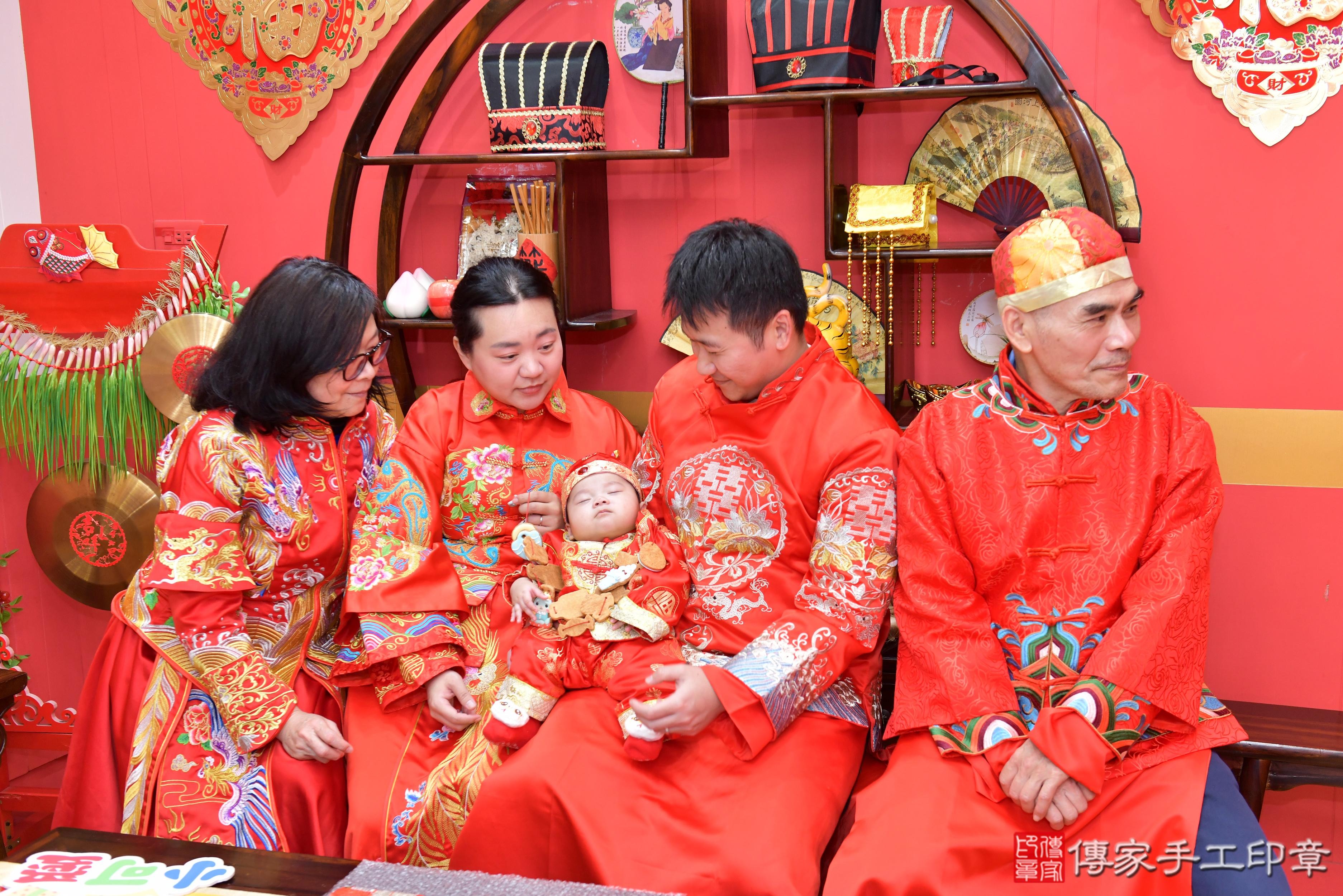 傳家手工印章桃園店、抓周、度脺、美式風會場、傳家嬰兒古禮、吉祥話、抓周道具物品24種、拍照。抓周證書。寶寶抓周、滿周歲、生日快樂、祝福 傳家手工印章桃園店、抓周、度脺、美式風會場、傳家嬰兒古禮、吉祥話、抓周道具物品24種、拍照。抓周證書。寶寶抓周、滿周歲、生日快樂、祝福