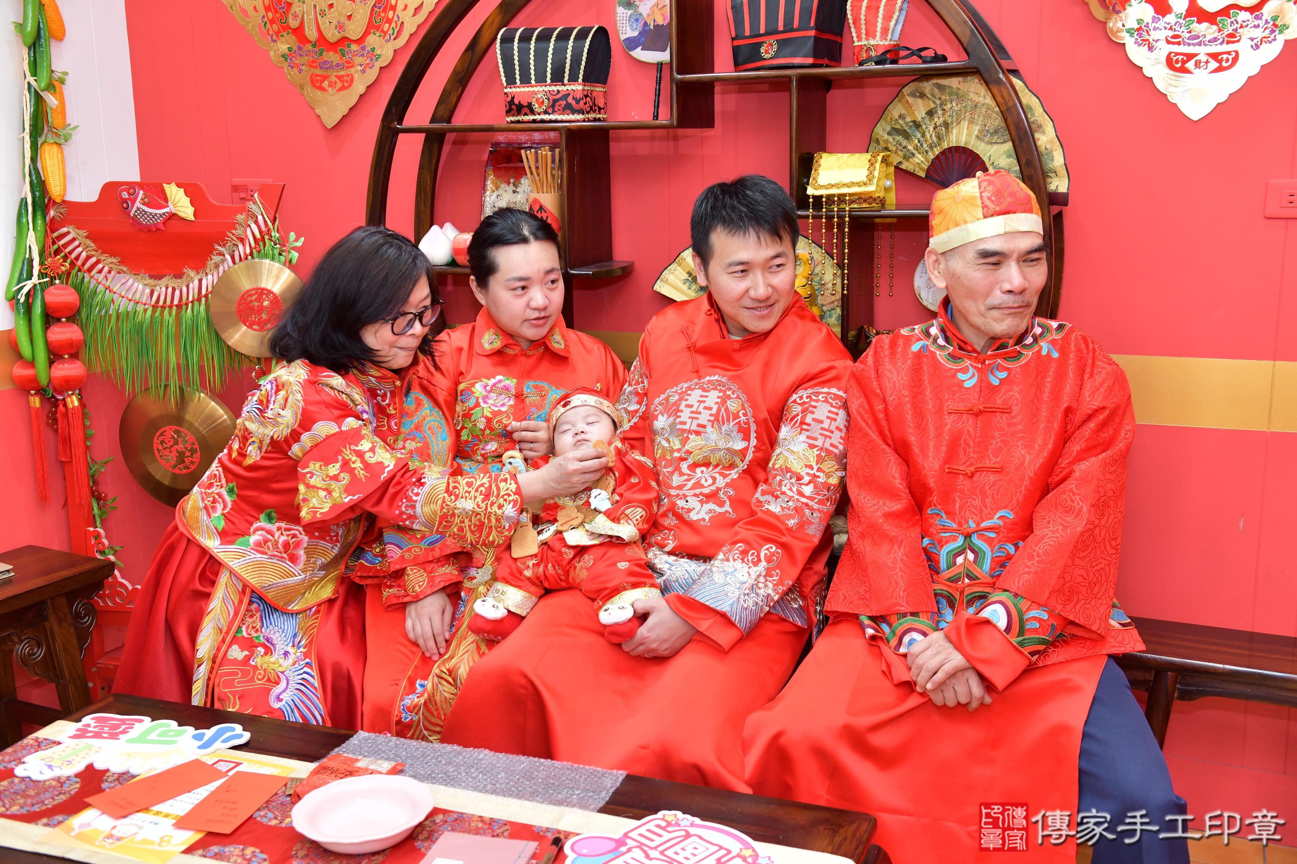 傳家手工印章桃園店、抓周、度脺、美式風會場、傳家嬰兒古禮、吉祥話、抓周道具物品24種、拍照。抓周證書。寶寶抓周、滿周歲、生日快樂、祝福 傳家手工印章桃園店、抓周、度脺、美式風會場、傳家嬰兒古禮、吉祥話、抓周道具物品24種、拍照。抓周證書。寶寶抓周、滿周歲、生日快樂、祝福