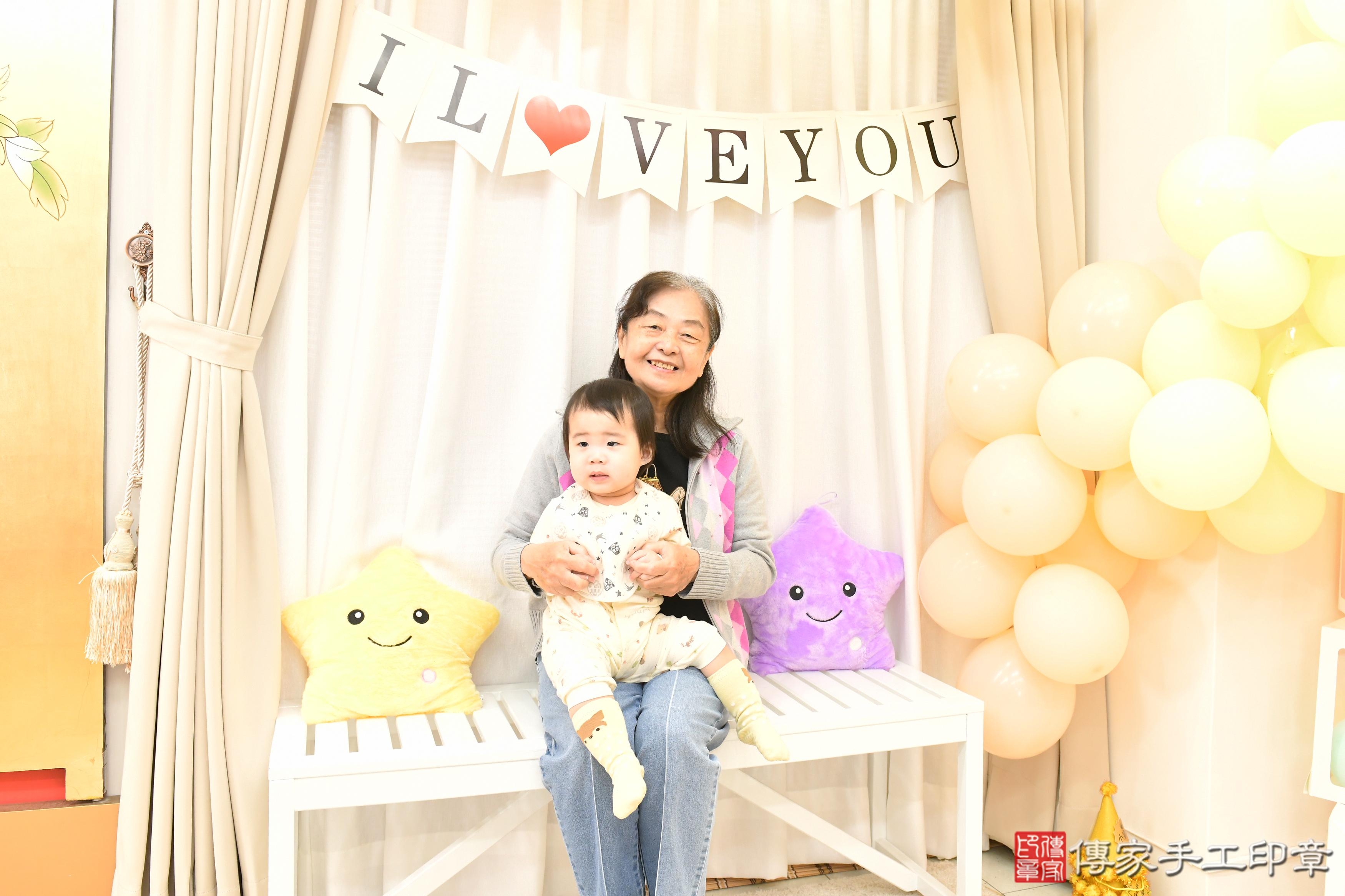 傳家手工印章高雄店、抓周、度脺、美式風會場、傳家嬰兒古禮、吉祥話、抓周道具物品24種、拍照。抓周證書。寶寶抓周、滿周歲、生日快樂、祝福