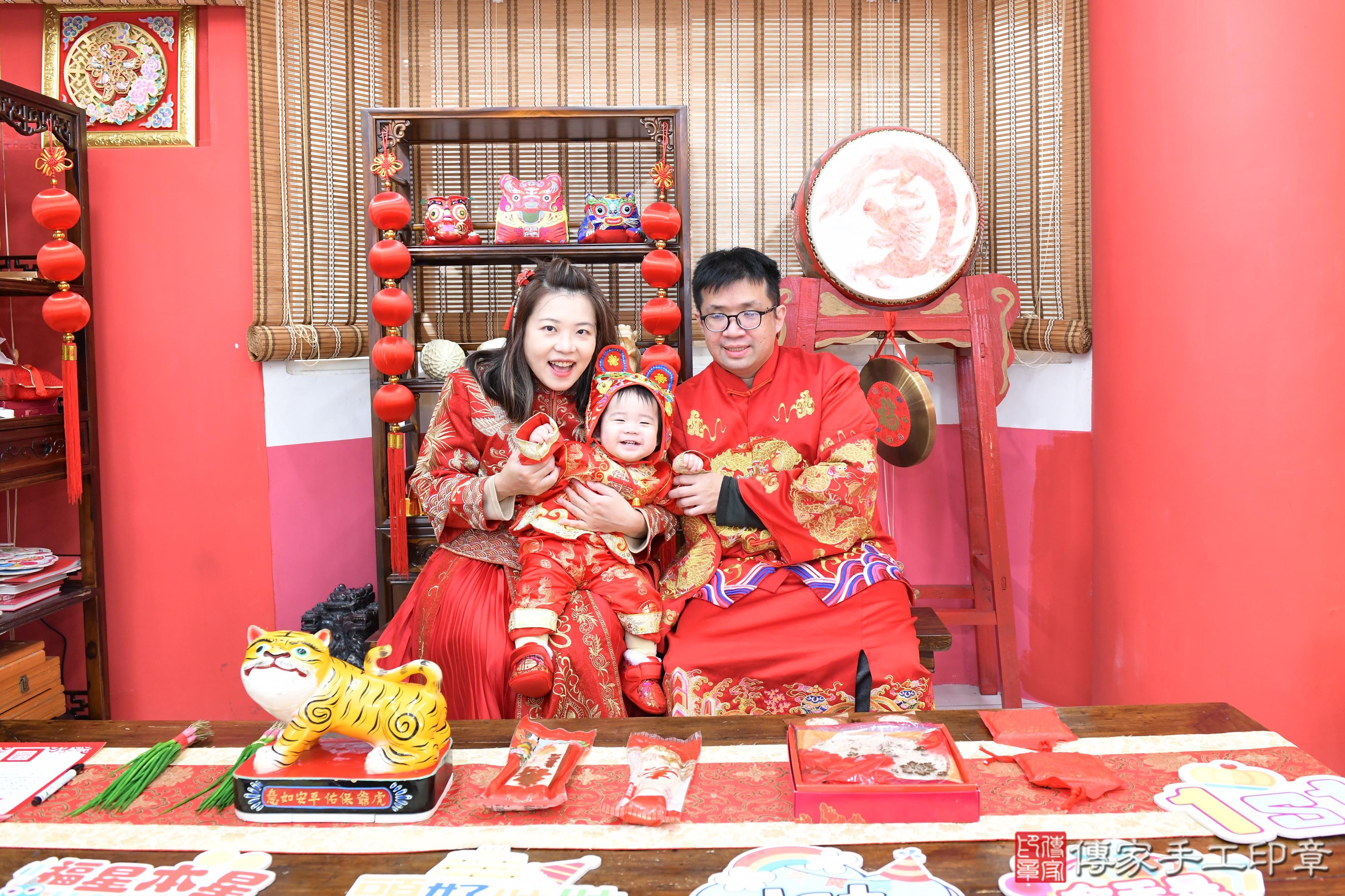 傳家手工印章高雄店、抓周、度脺、美式風會場、傳家嬰兒古禮、吉祥話、抓周道具物品24種、拍照。抓周證書。寶寶抓周、滿周歲、生日快樂、祝福