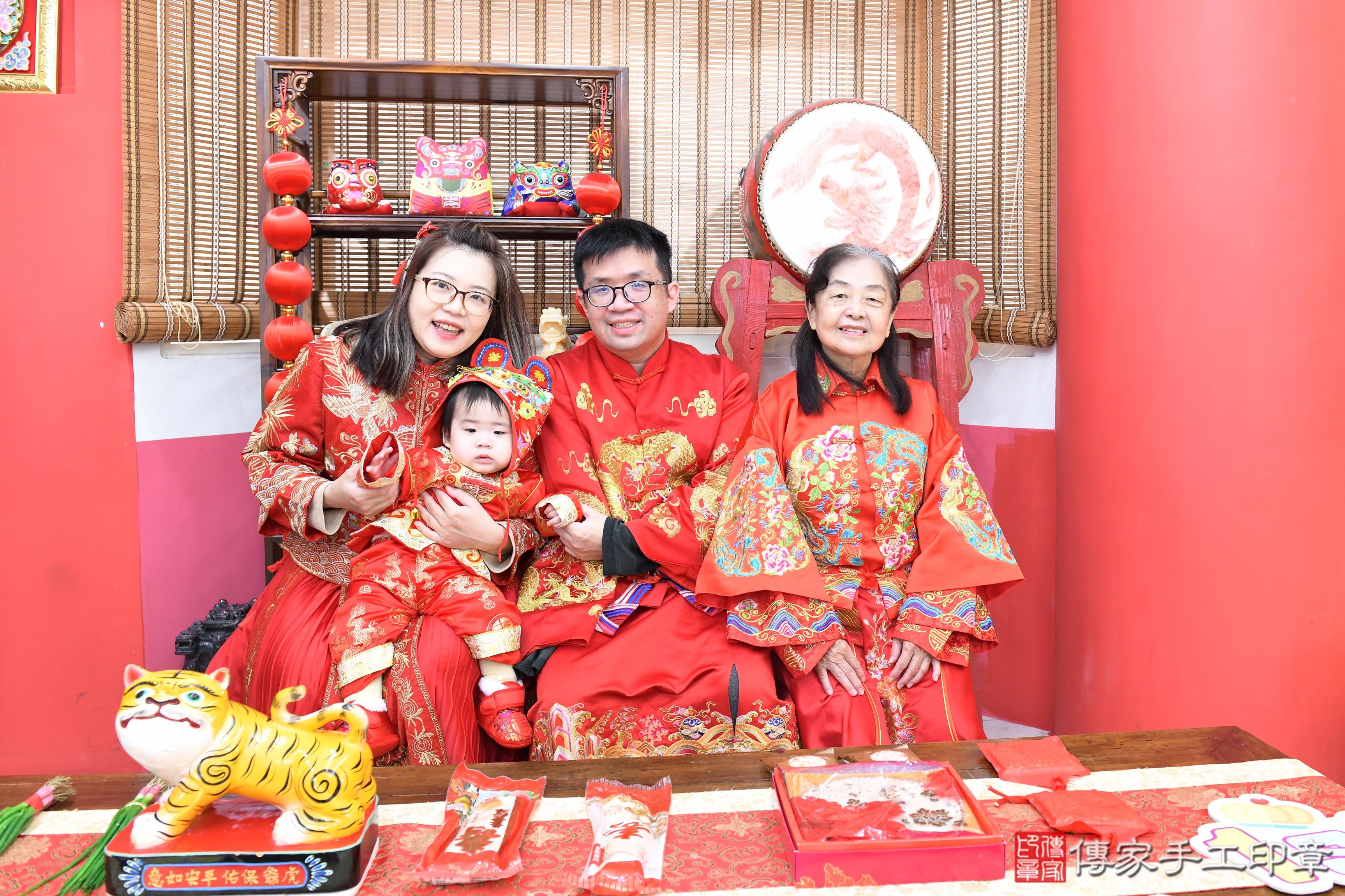 傳家手工印章高雄店、抓周、度脺、美式風會場、傳家嬰兒古禮、吉祥話、抓周道具物品24種、拍照。抓周證書。寶寶抓周、滿周歲、生日快樂、祝福