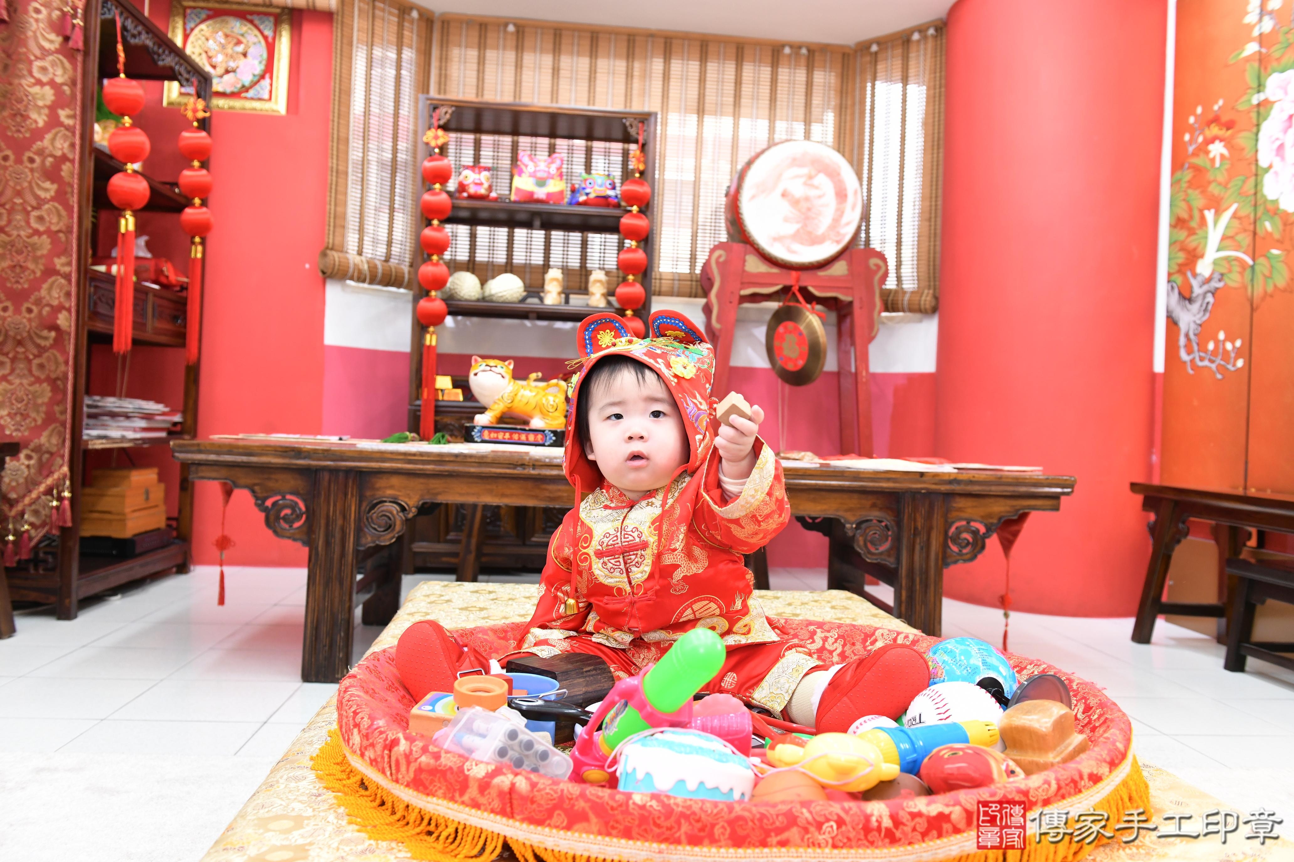 傳家手工印章高雄店、抓周、度脺、美式風會場、傳家嬰兒古禮、吉祥話、抓周道具物品24種、拍照。抓周證書。寶寶抓周、滿周歲、生日快樂、祝福