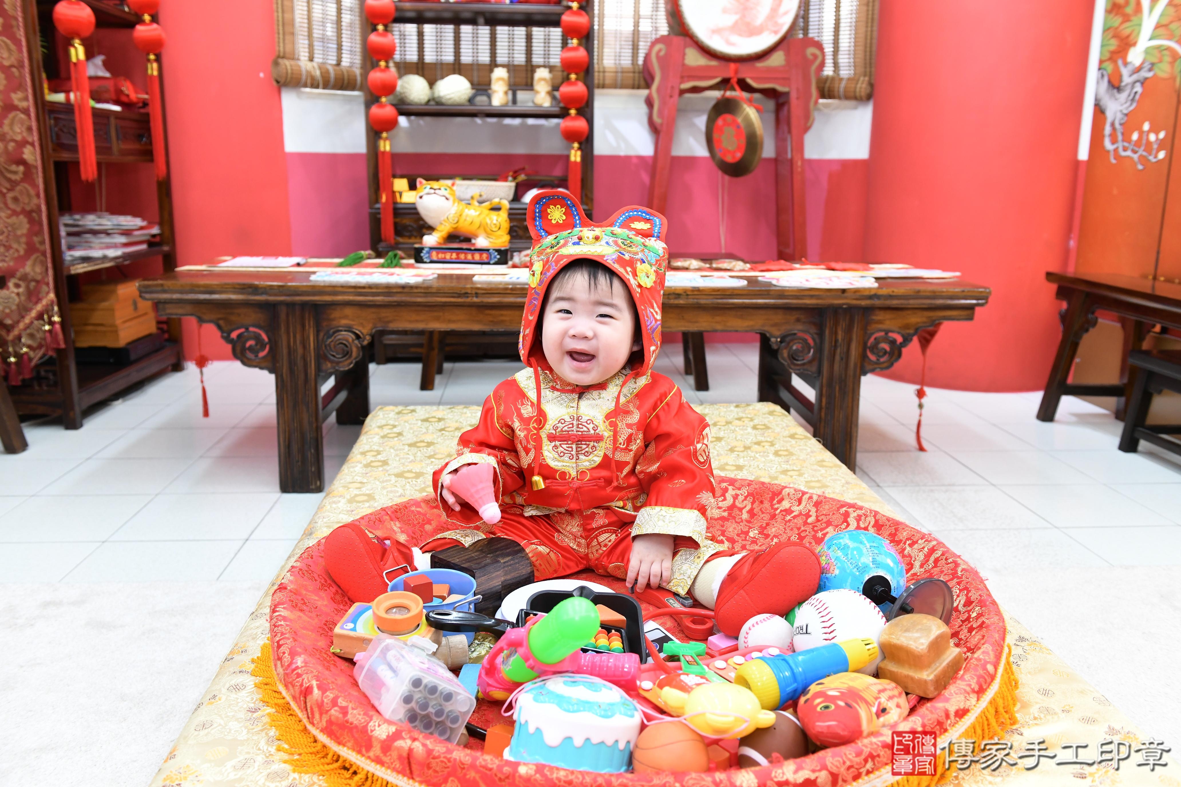 傳家手工印章高雄店、抓周、度脺、美式風會場、傳家嬰兒古禮、吉祥話、抓周道具物品24種、拍照。抓周證書。寶寶抓周、滿周歲、生日快樂、祝福