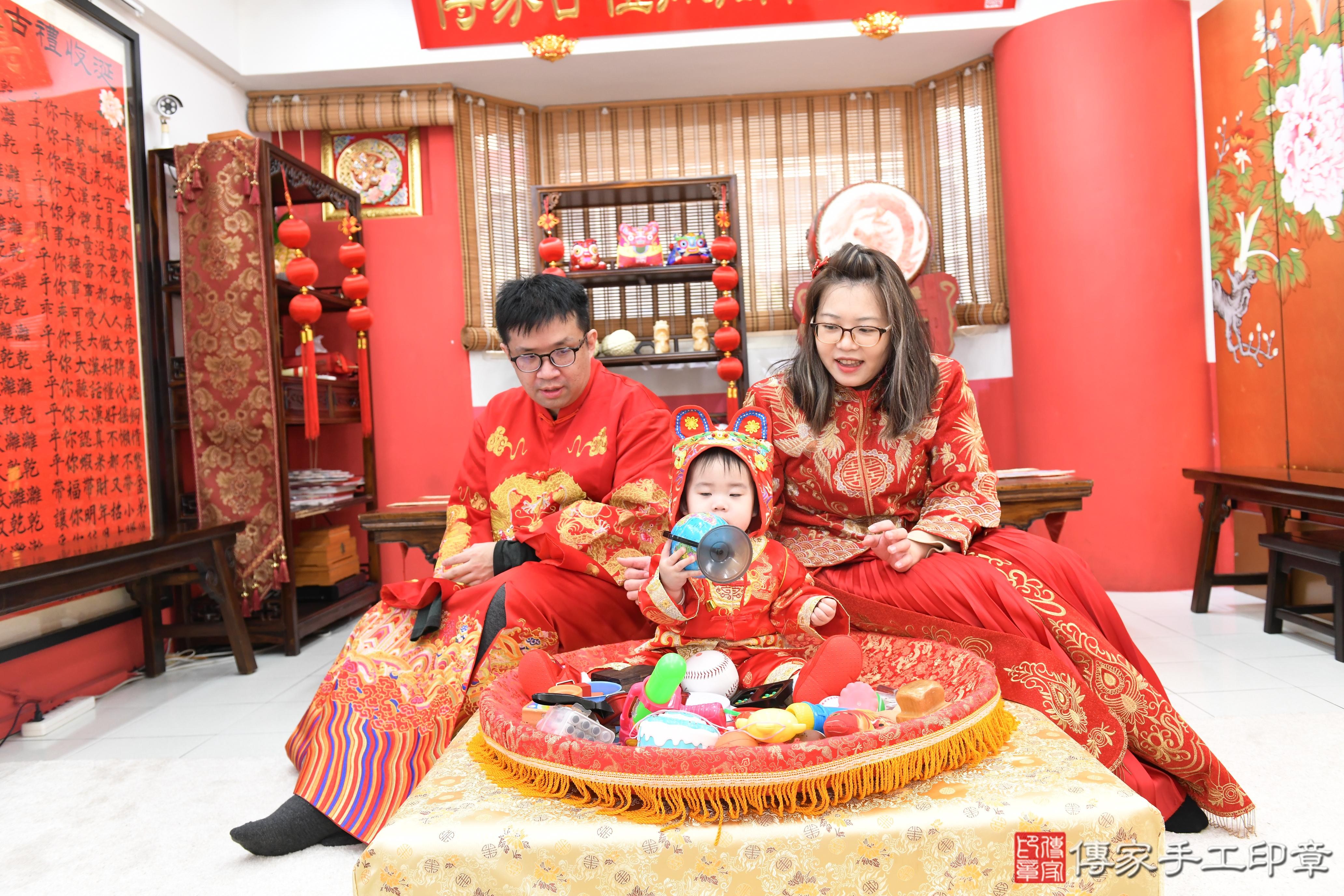 傳家手工印章高雄店、抓周、度脺、美式風會場、傳家嬰兒古禮、吉祥話、抓周道具物品24種、拍照。抓周證書。寶寶抓周、滿周歲、生日快樂、祝福