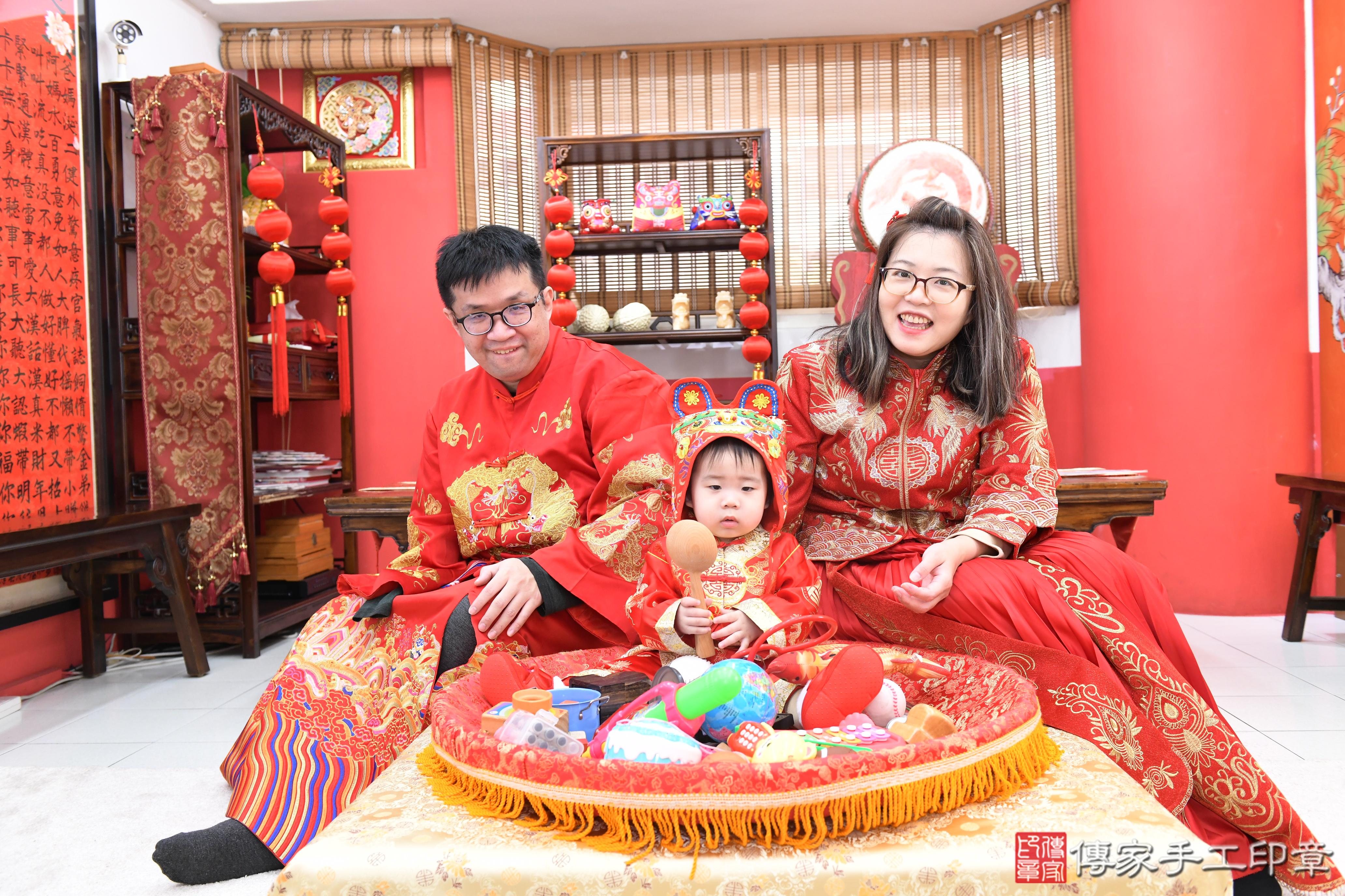 傳家手工印章高雄店、抓周、度脺、美式風會場、傳家嬰兒古禮、吉祥話、抓周道具物品24種、拍照。抓周證書。寶寶抓周、滿周歲、生日快樂、祝福