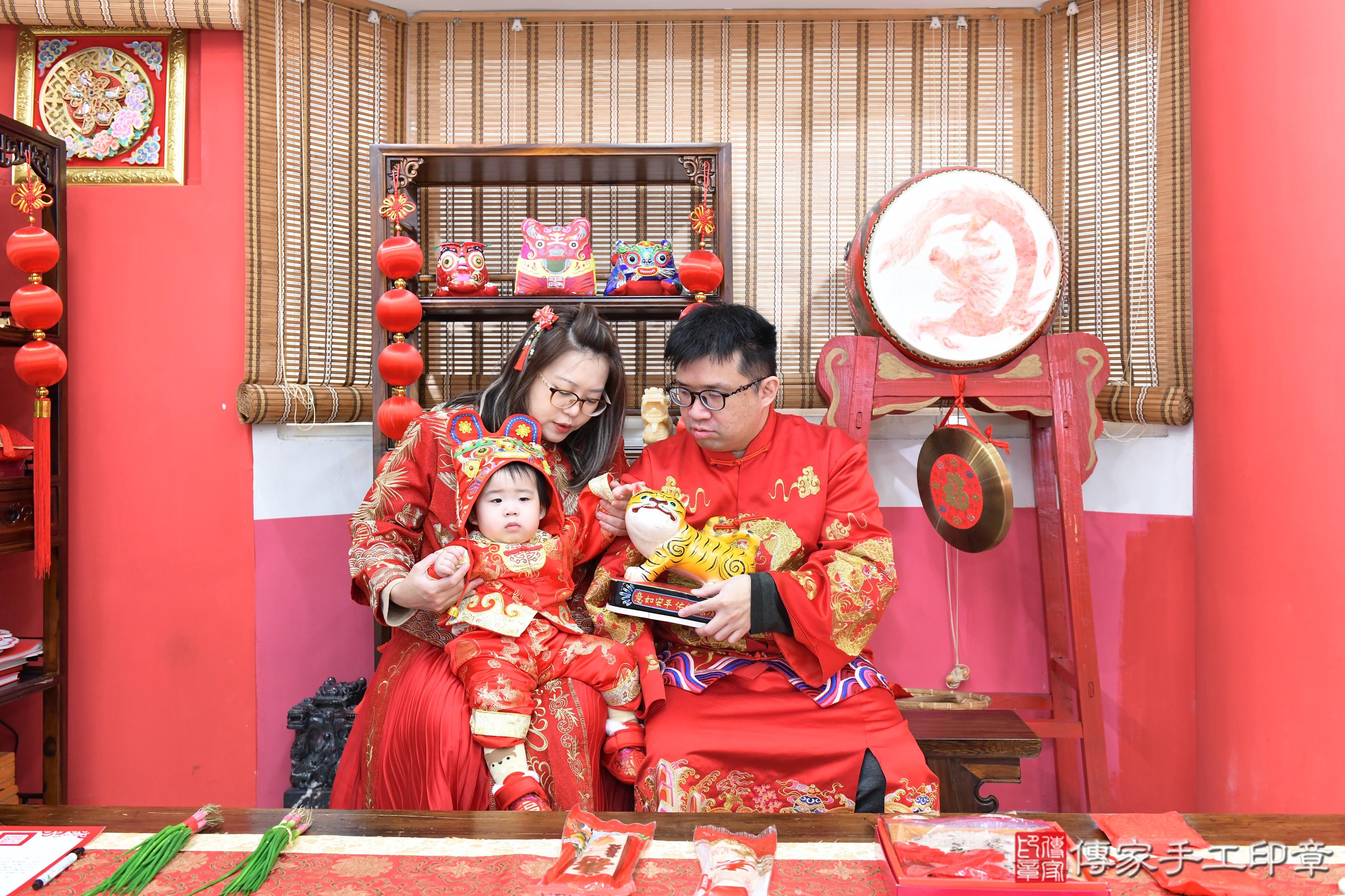 傳家手工印章高雄店、抓周、度脺、美式風會場、傳家嬰兒古禮、吉祥話、抓周道具物品24種、拍照。抓周證書。寶寶抓周、滿周歲、生日快樂、祝福