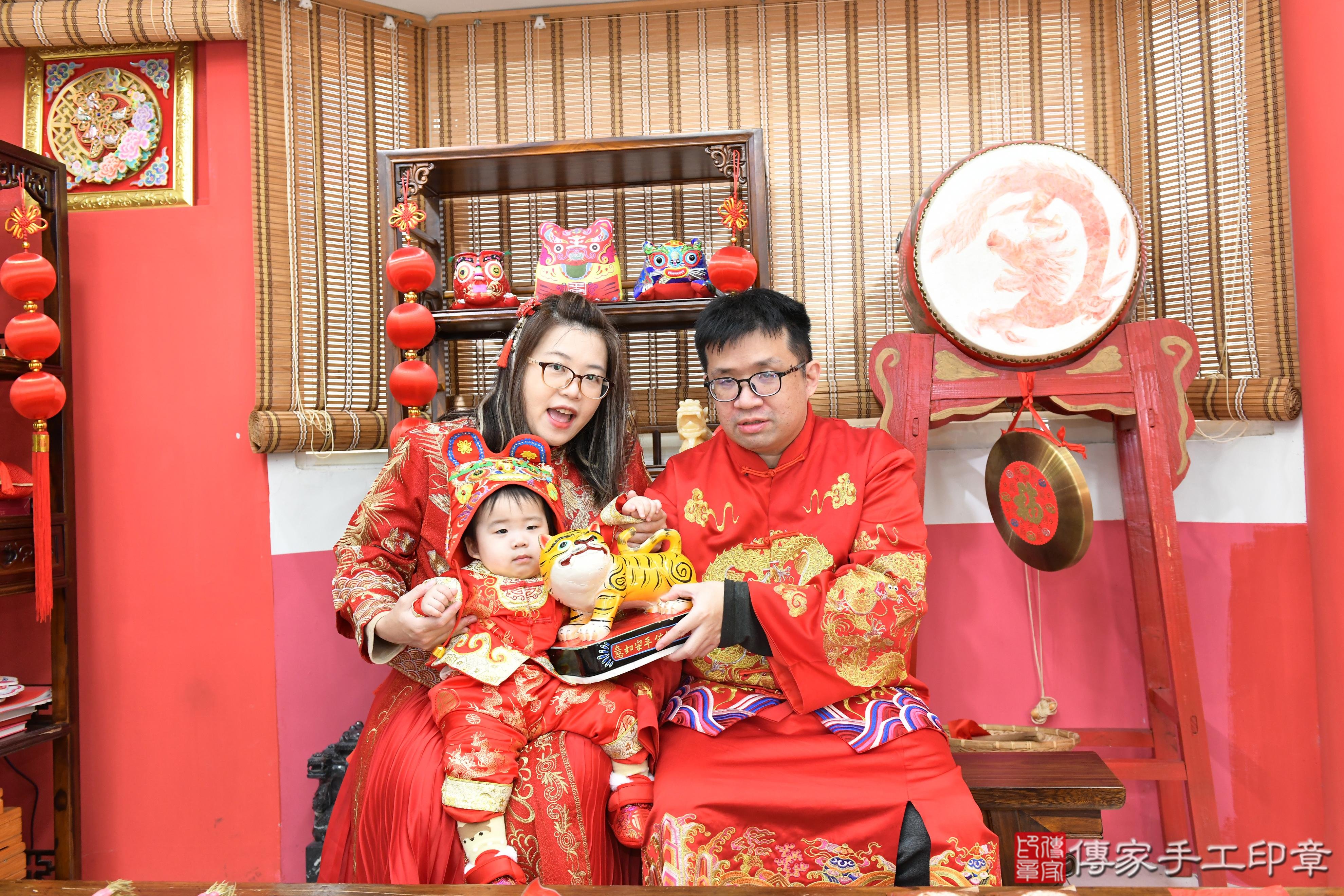 傳家手工印章高雄店、抓周、度脺、美式風會場、傳家嬰兒古禮、吉祥話、抓周道具物品24種、拍照。抓周證書。寶寶抓周、滿周歲、生日快樂、祝福