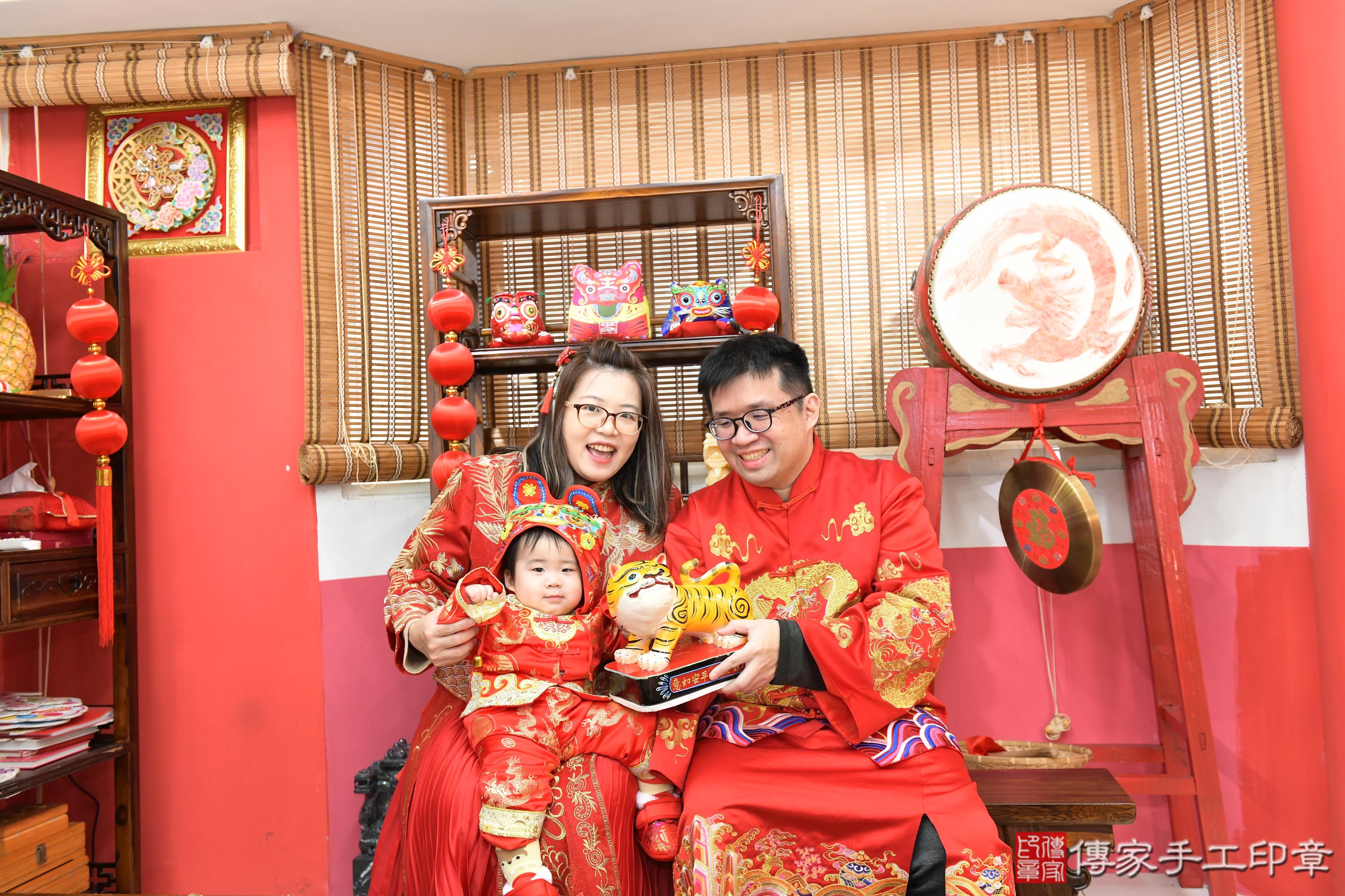 傳家手工印章高雄店、抓周、度脺、美式風會場、傳家嬰兒古禮、吉祥話、抓周道具物品24種、拍照。抓周證書。寶寶抓周、滿周歲、生日快樂、祝福