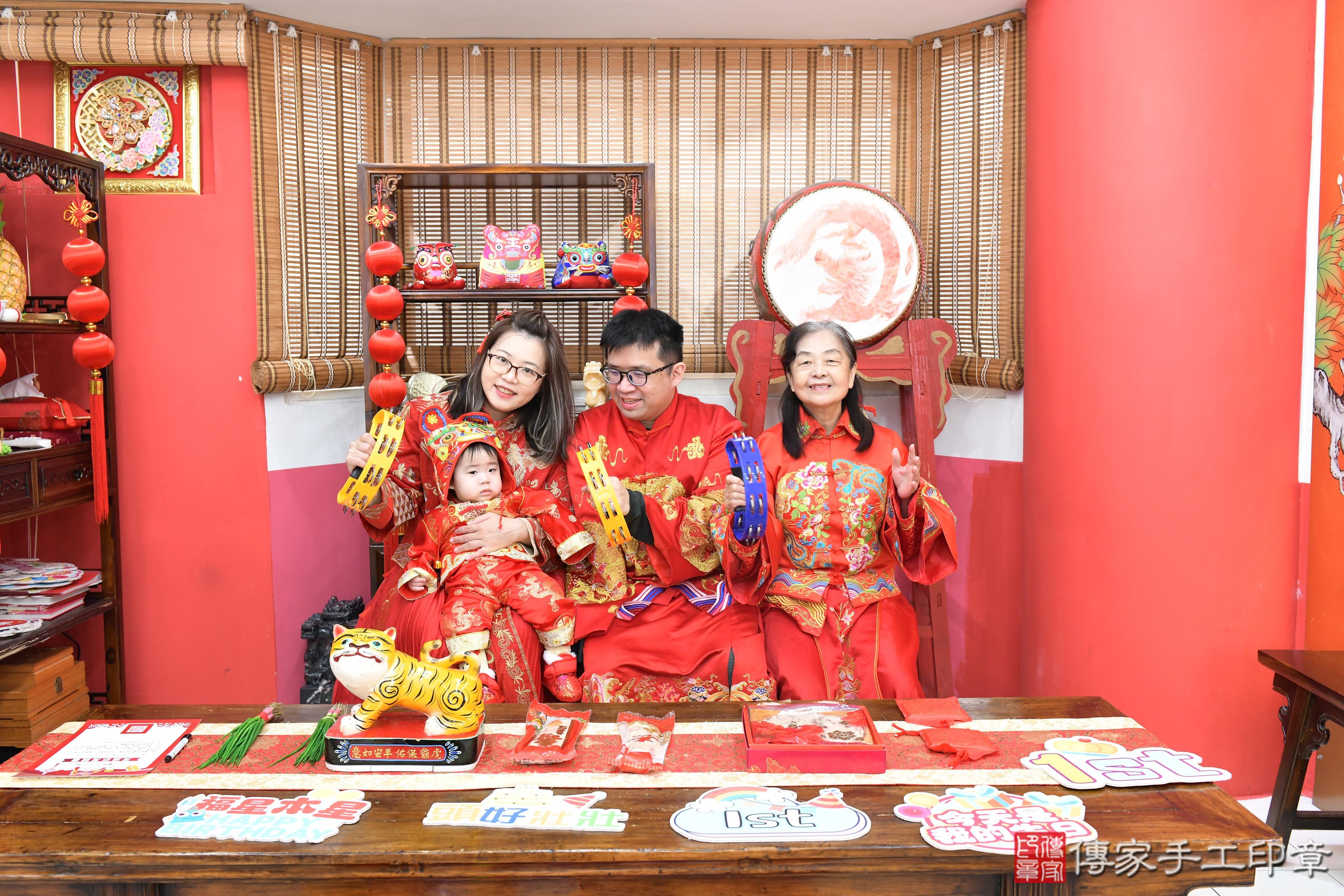 傳家手工印章高雄店、抓周、度脺、美式風會場、傳家嬰兒古禮、吉祥話、抓周道具物品24種、拍照。抓周證書。寶寶抓周、滿周歲、生日快樂、祝福