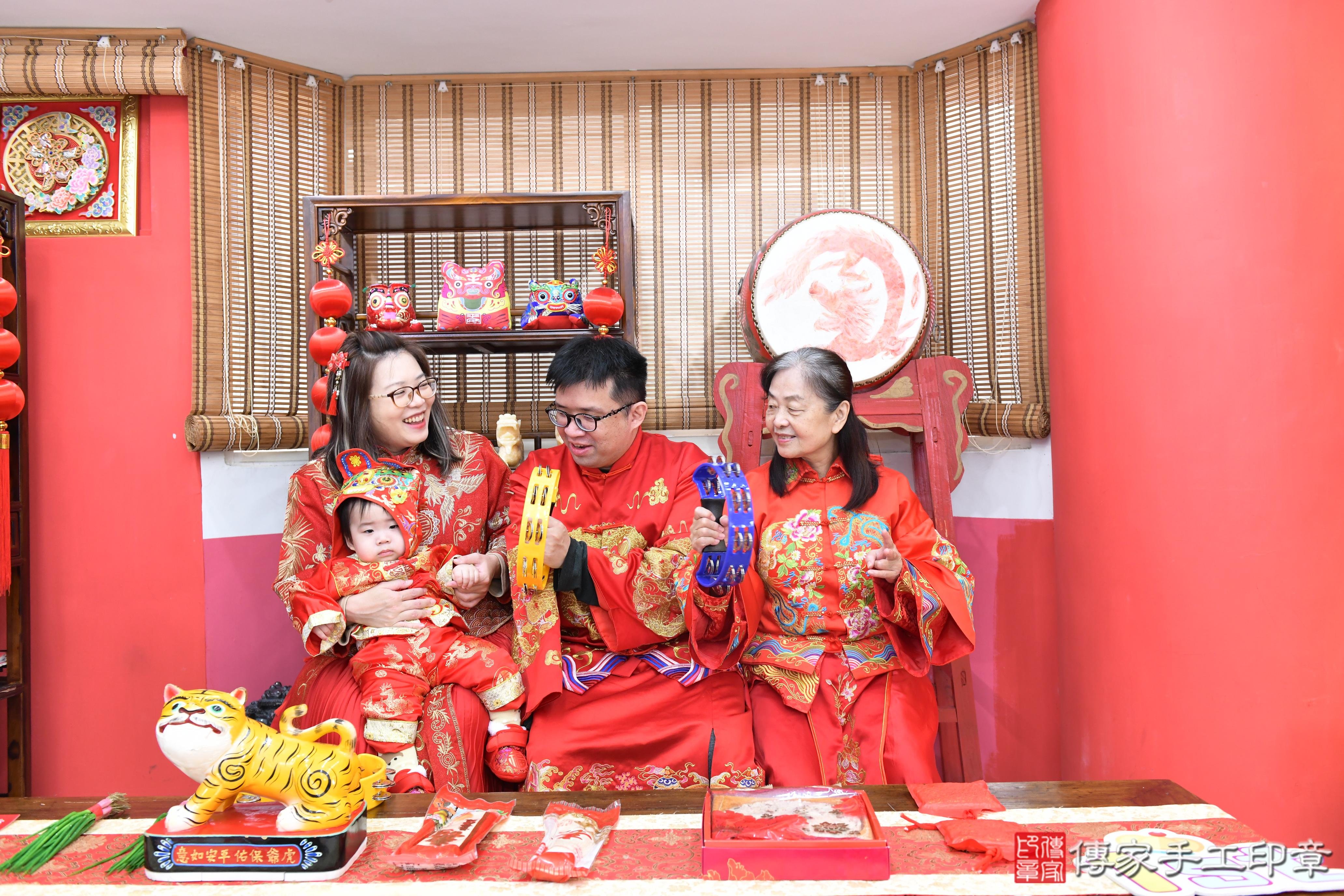 傳家手工印章高雄店、抓周、度脺、美式風會場、傳家嬰兒古禮、吉祥話、抓周道具物品24種、拍照。抓周證書。寶寶抓周、滿周歲、生日快樂、祝福