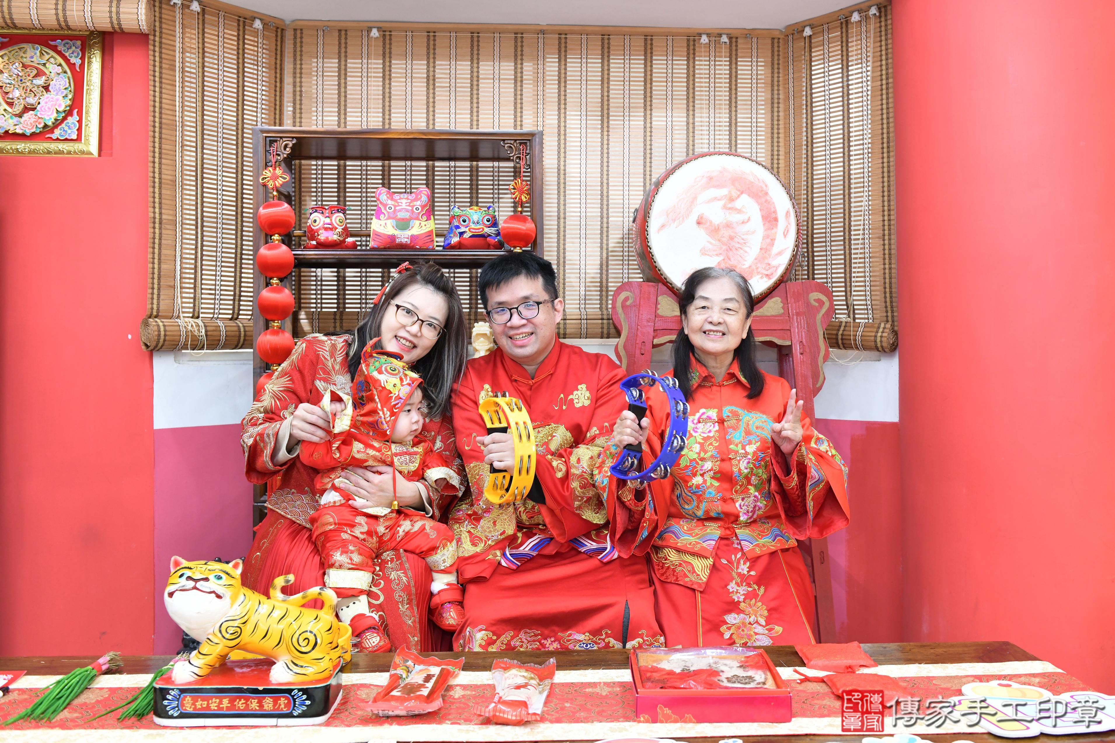 傳家手工印章高雄店、抓周、度脺、美式風會場、傳家嬰兒古禮、吉祥話、抓周道具物品24種、拍照。抓周證書。寶寶抓周、滿周歲、生日快樂、祝福