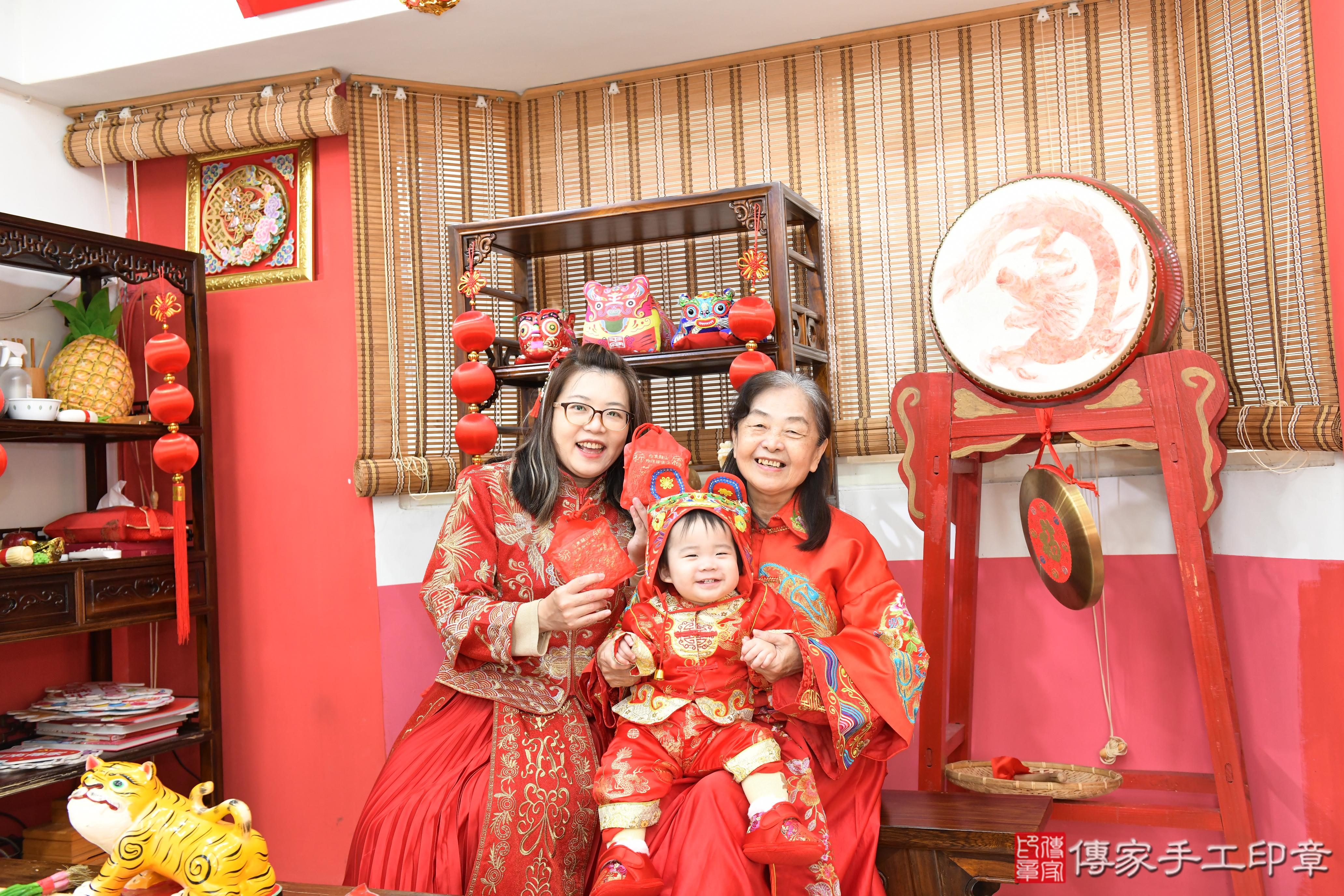 傳家手工印章高雄店、抓周、度脺、美式風會場、傳家嬰兒古禮、吉祥話、抓周道具物品24種、拍照。抓周證書。寶寶抓周、滿周歲、生日快樂、祝福