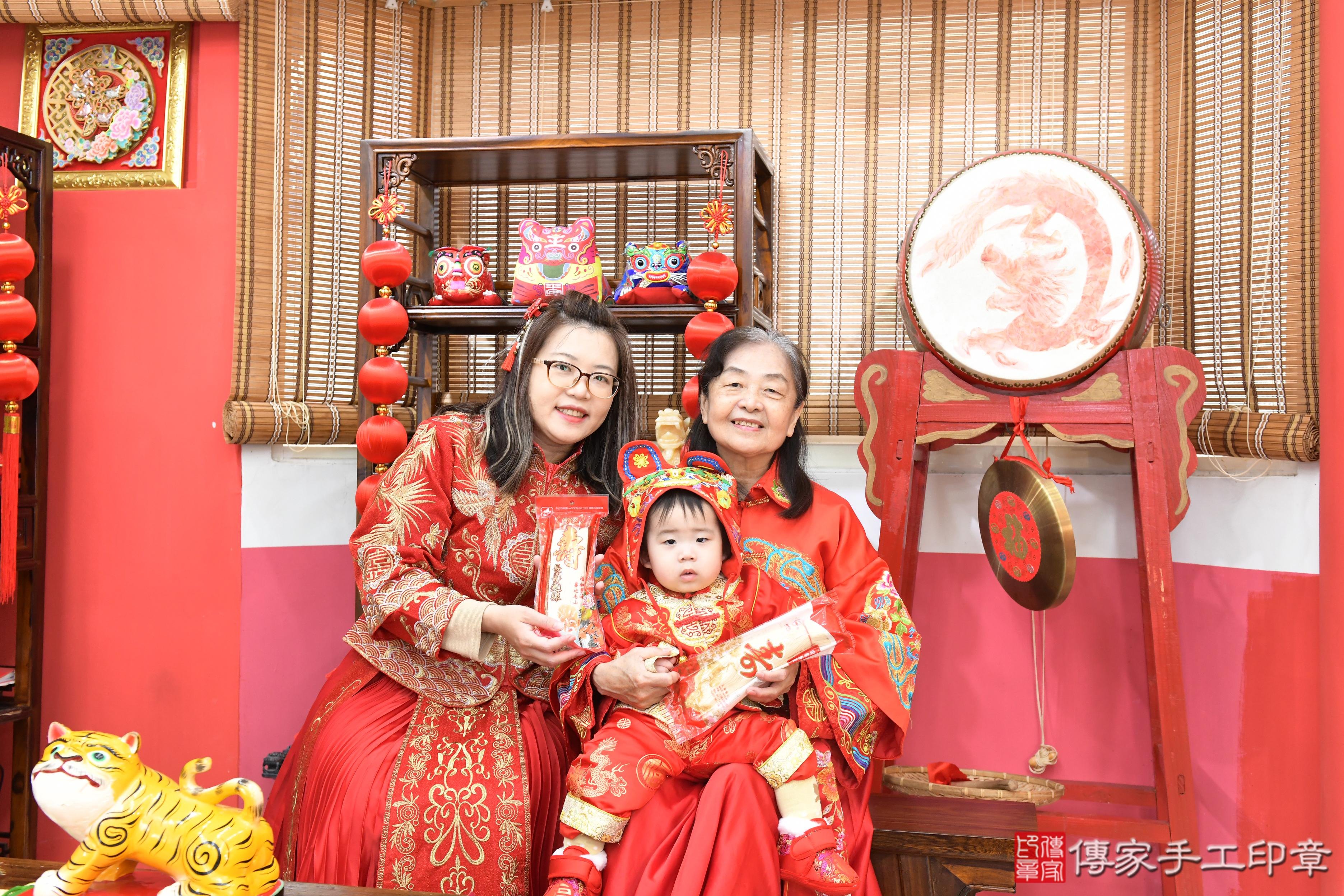 傳家手工印章高雄店、抓周、度脺、美式風會場、傳家嬰兒古禮、吉祥話、抓周道具物品24種、拍照。抓周證書。寶寶抓周、滿周歲、生日快樂、祝福